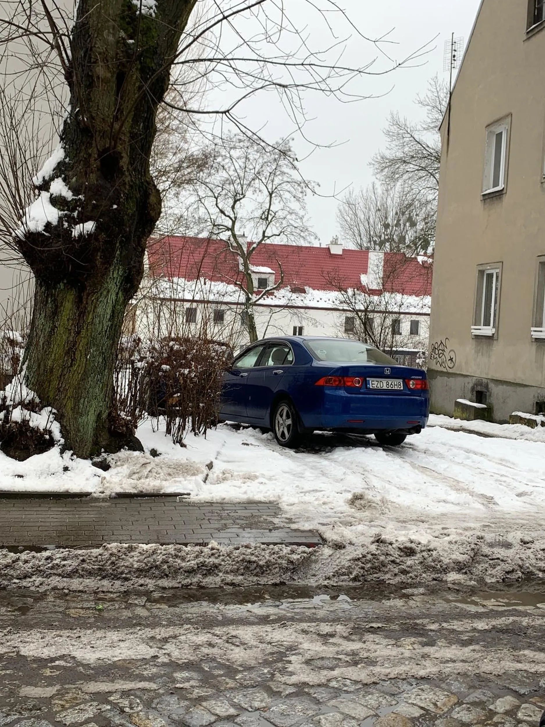 Naucz się parkować a nie stajesz na chodniku.