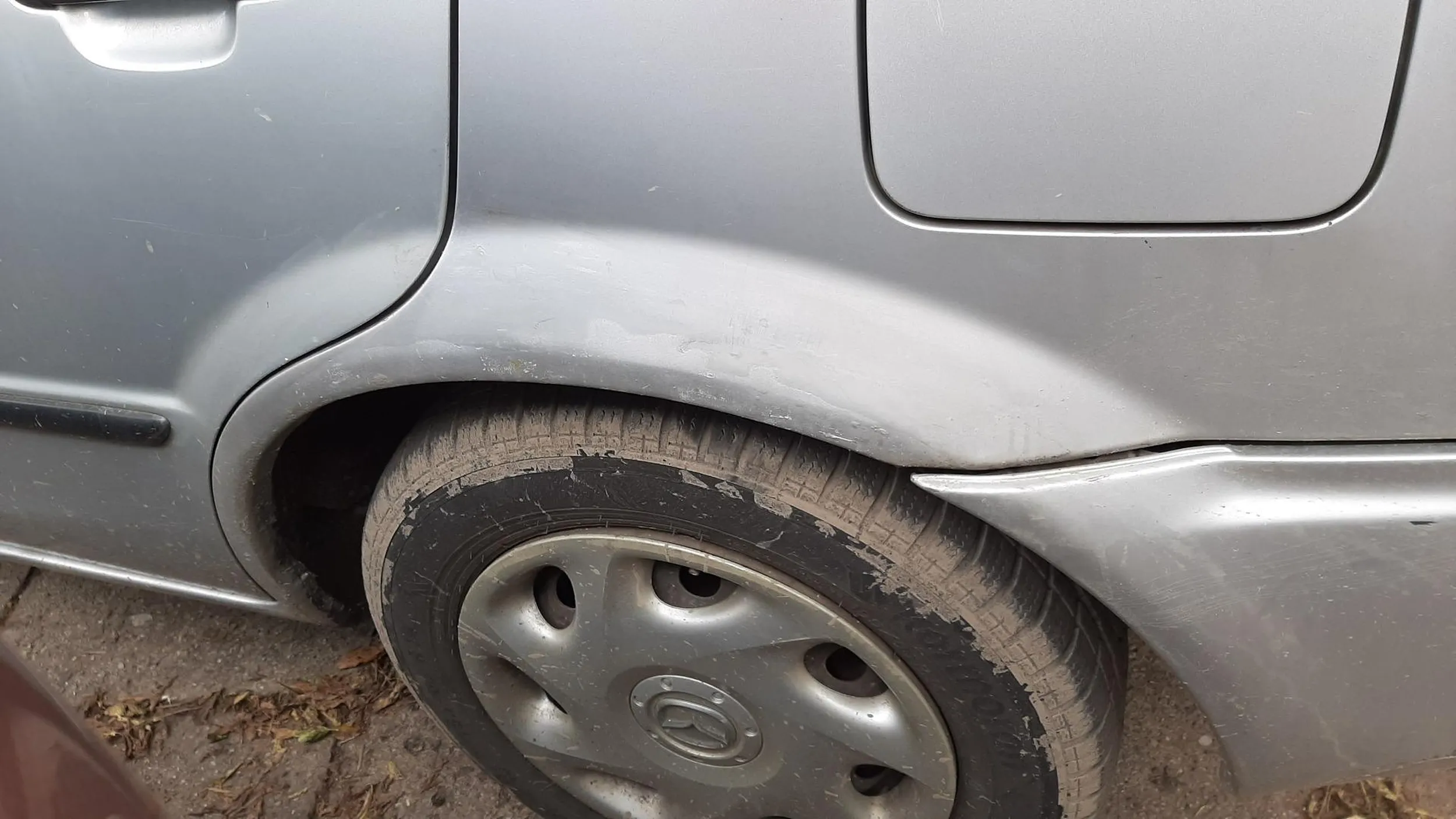 Zduński kołek. Nie potrafi jeździć a tym bardziej parkować. Zarysował mój samochód, był cały poobijany i porysowany. Widać ślady mnóstwa kolorów aut. Oczywiście gbur się nie przyznał i uciekł a po aucie w takim stanie policja nie mogła jednoznacznie stwierdzić, że to on auto zarysował, bo mógł mieć już wcześniej takie otarcie...