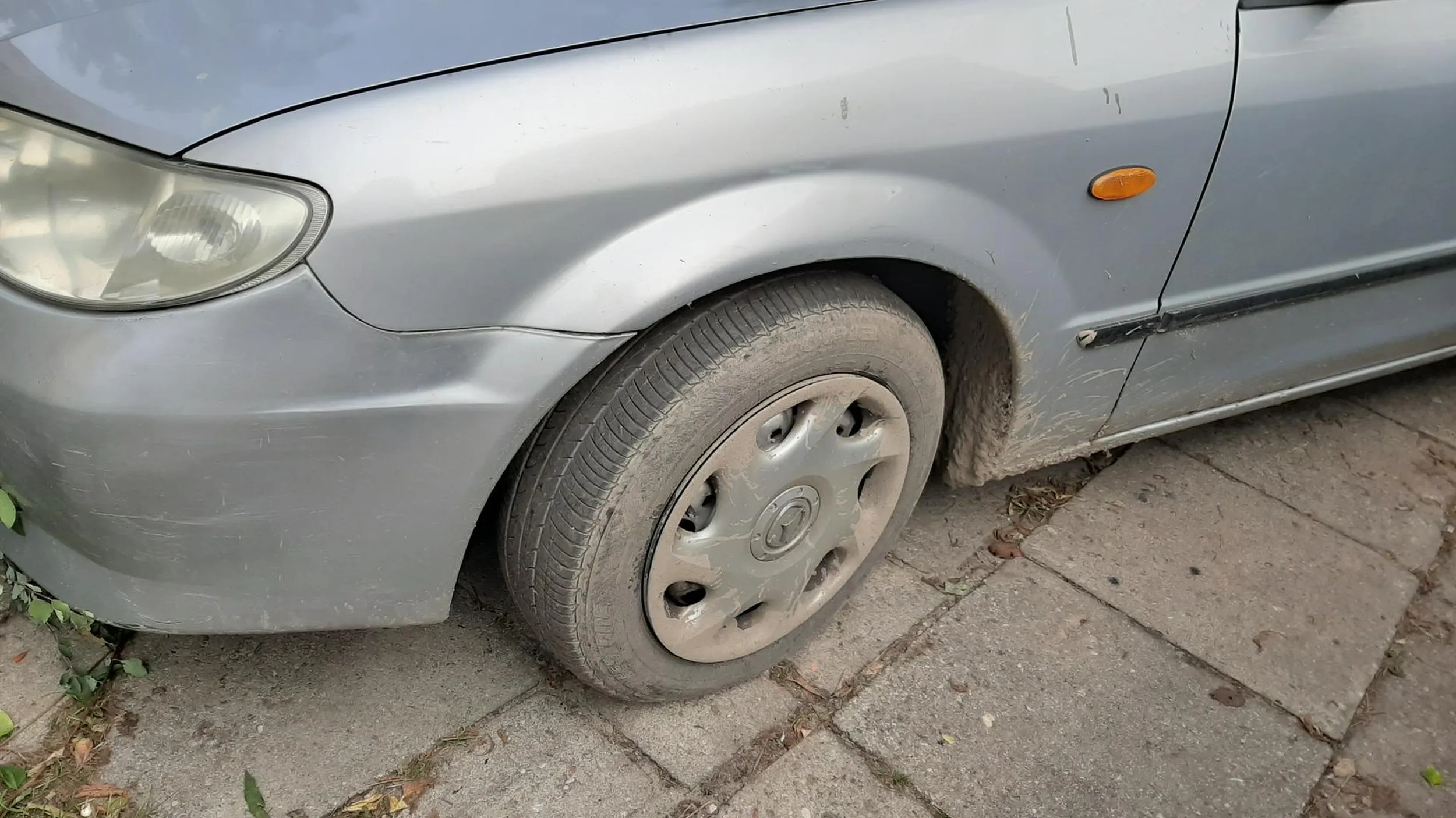 Zduński kołek. Nie potrafi jeździć a tym bardziej parkować. Zarysował mój samochód, był cały poobijany i porysowany. Widać ślady mnóstwa kolorów aut. Oczywiście gbur się nie przyznał i uciekł a po aucie w takim stanie policja nie mogła jednoznacznie stwierdzić, że to on auto zarysował, bo mógł mieć już wcześniej takie otarcie...