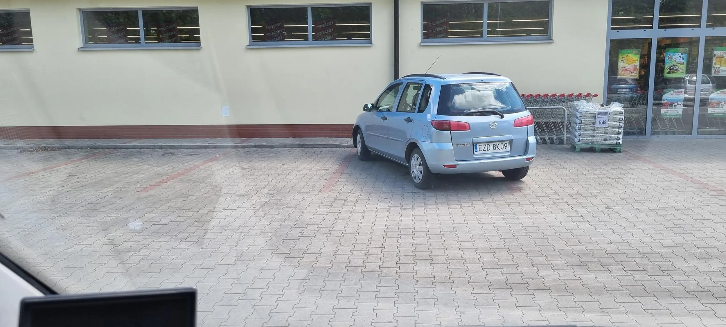 O i kolejny przyklad zduńsko wolaka, parking pusty ze 3 tiry by sie zmiescily ale nie bo trzeba sie w poprzek ustawic a tak na zlosc totalny bezmózg :)