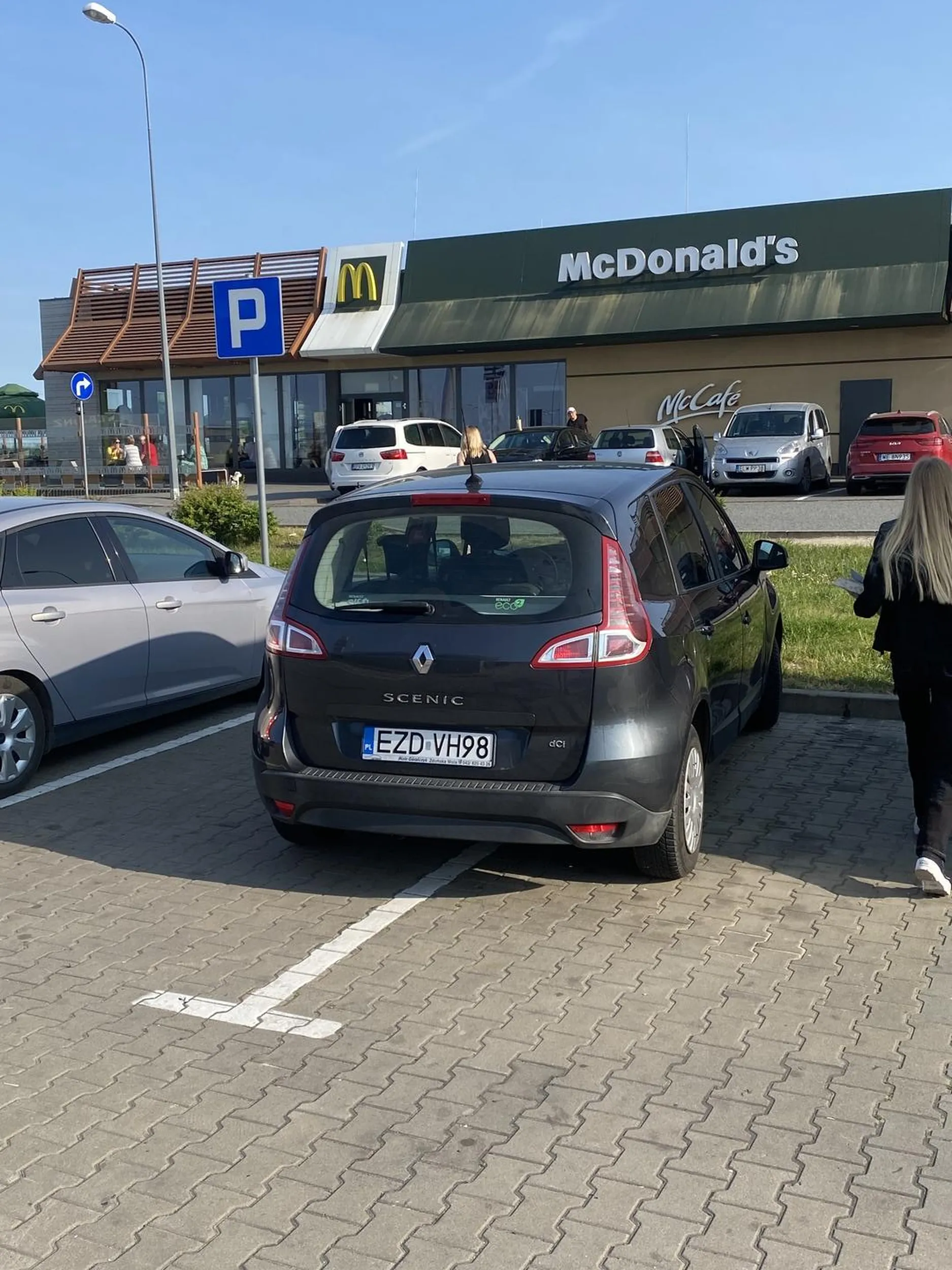 Nie umie parkować szkoda że naklejek nie mam