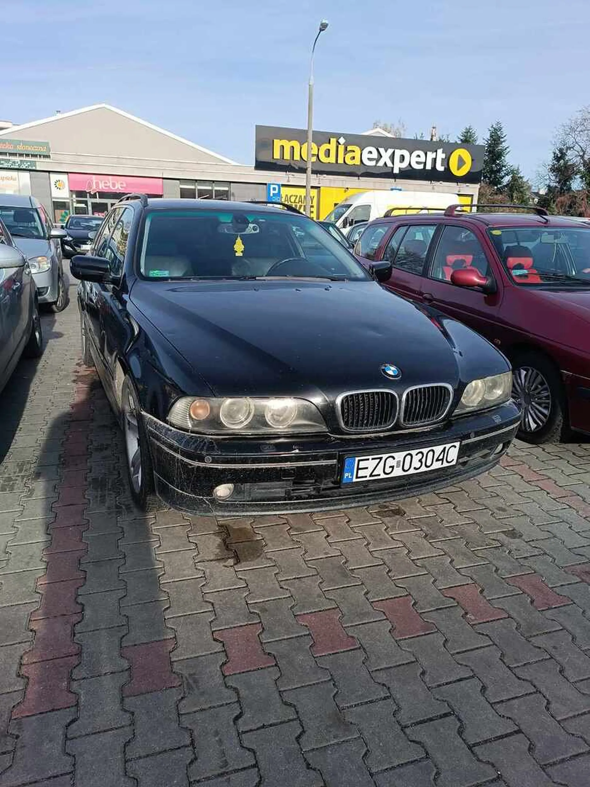 Myśli, że jak ma bmw to może parkować jak mu się podoba i nie ma jak wysiąść