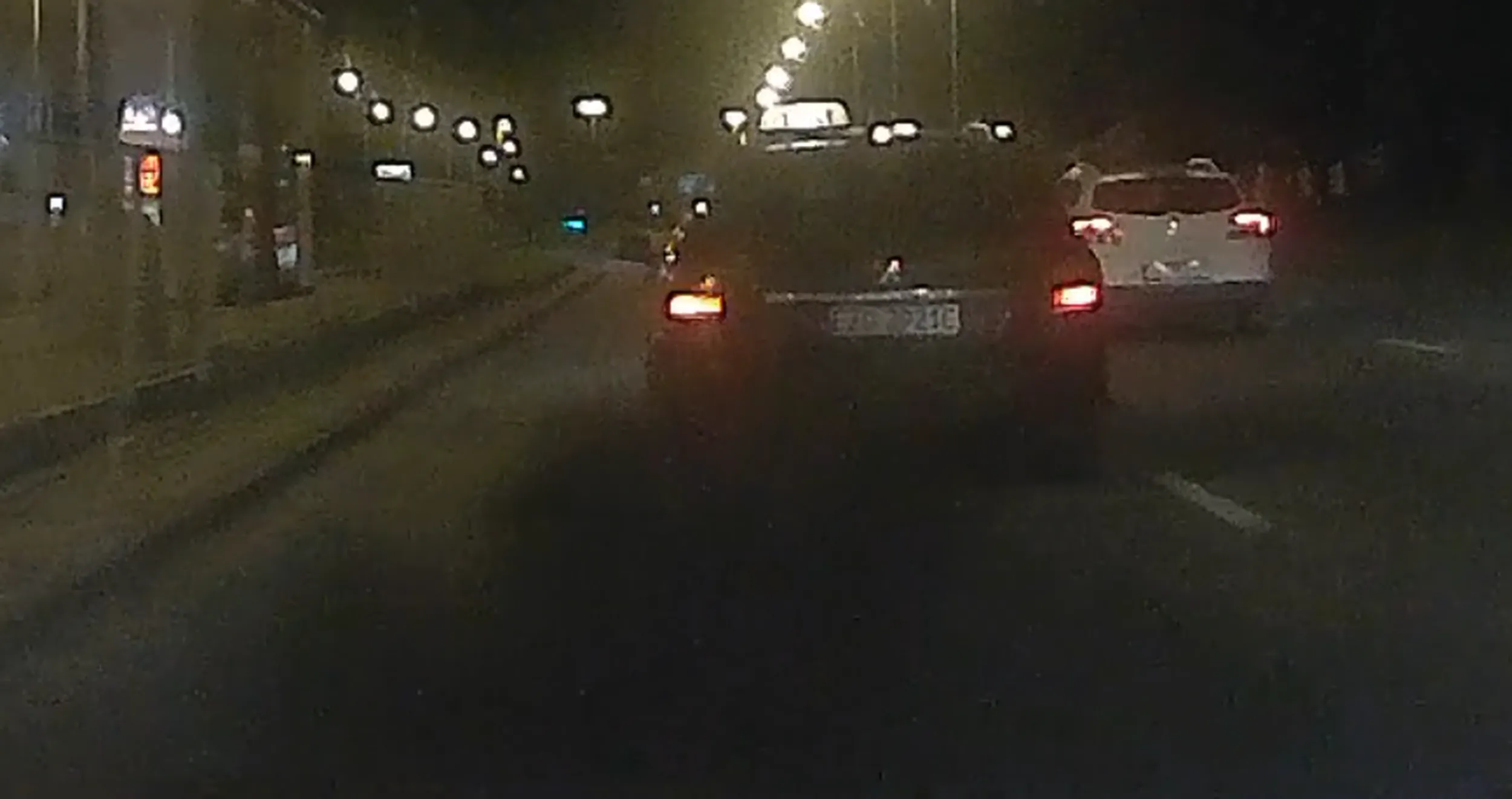 Proekologiczny samochód, kompletnie nie oślepiający pojazdu za nim. Zastanawiający jest fakt, że taki szrot jest dopuszczony nie dość, że do ruchu na drodze to dodatkowo jako "TAXI"