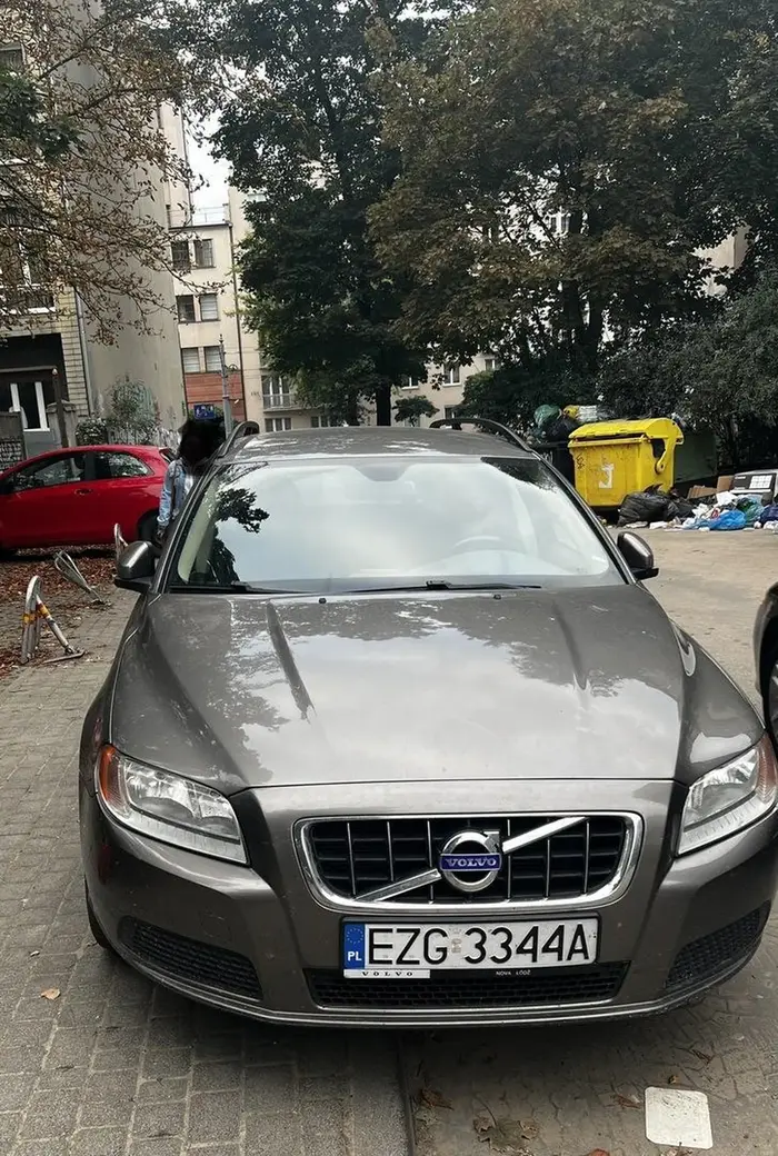 Kierowca notorycznie parkuje w miejscu z wyznaczonymi miejscami do parkowania (z blokadami) uniemożliwiając zaparkowanie właścicielom na swoich wyznaczonych miejscach. szczyt - nawet nie wiem czego - chamstwa i bezmyślności.