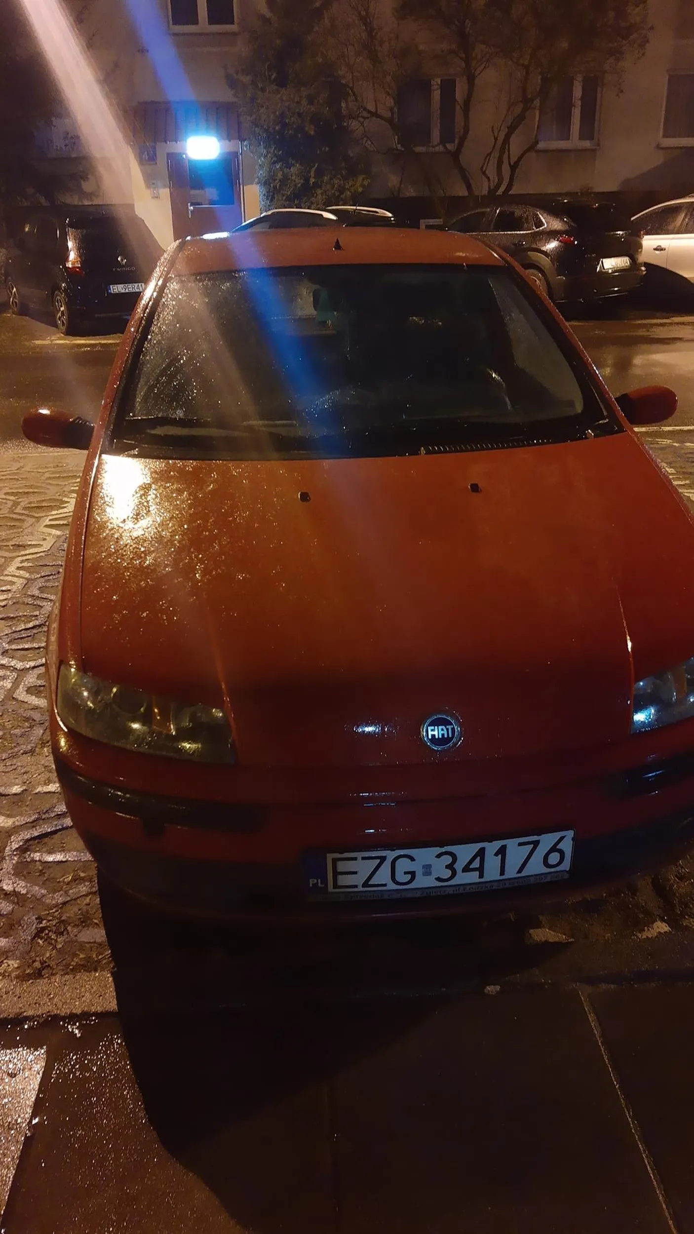 Zgierzątko parkuje na miejscu parkingowym dla osób niepełnosprawnych w mieście Łódź . Może mandat 800zł i 5pkt czegoś nauczą .