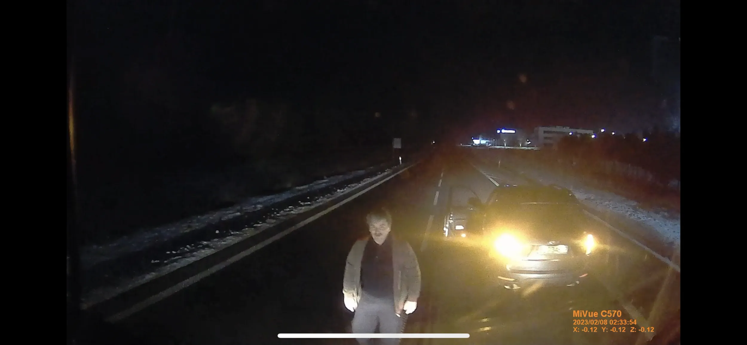 Niezrównoważony  psychicznie dziad przyspiesza przy wyprzedzaniu i próbuje zepchnąć do rowu.