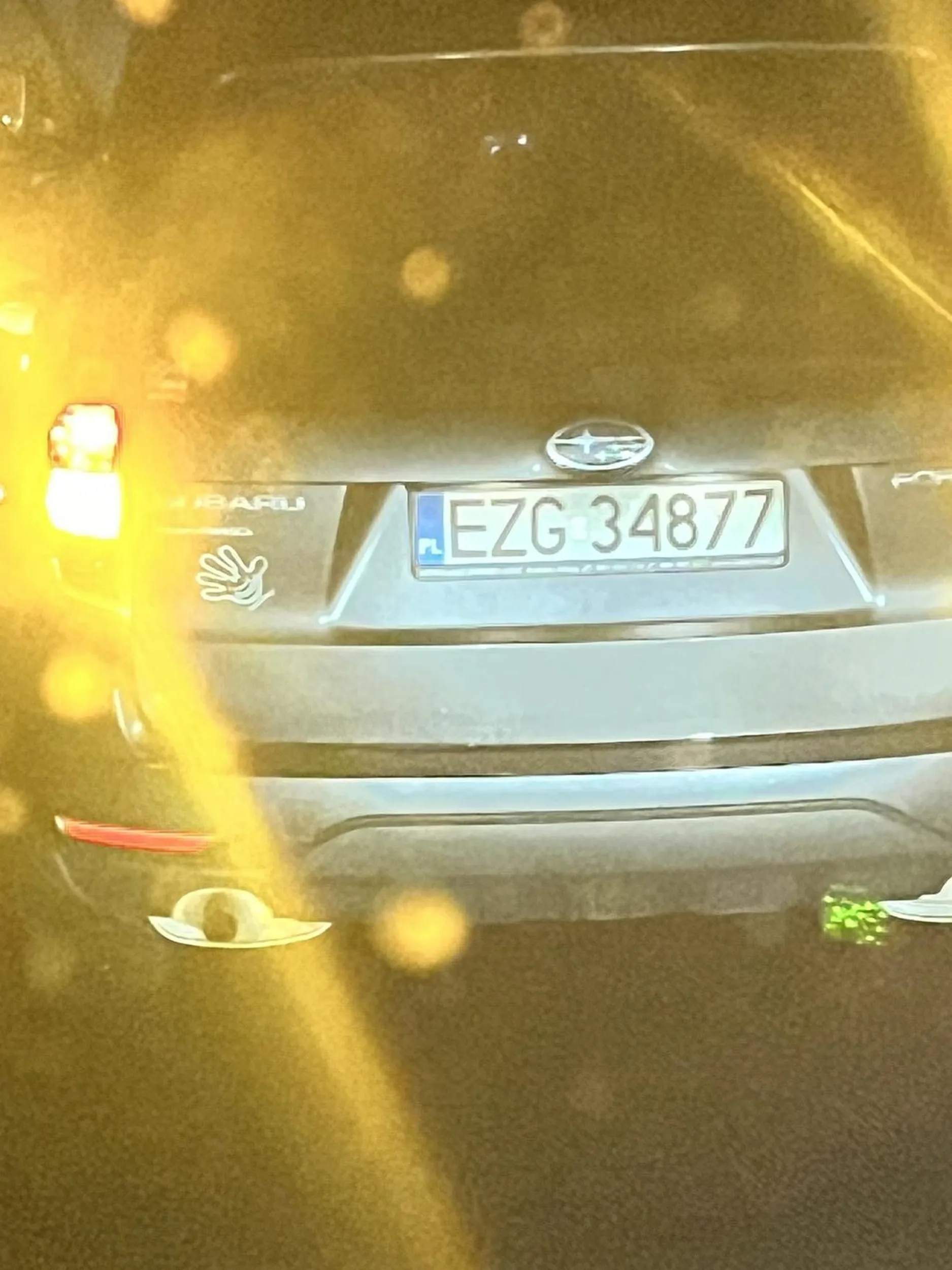 Niezrównoważony  psychicznie dziad przyspiesza przy wyprzedzaniu i próbuje zepchnąć do rowu.