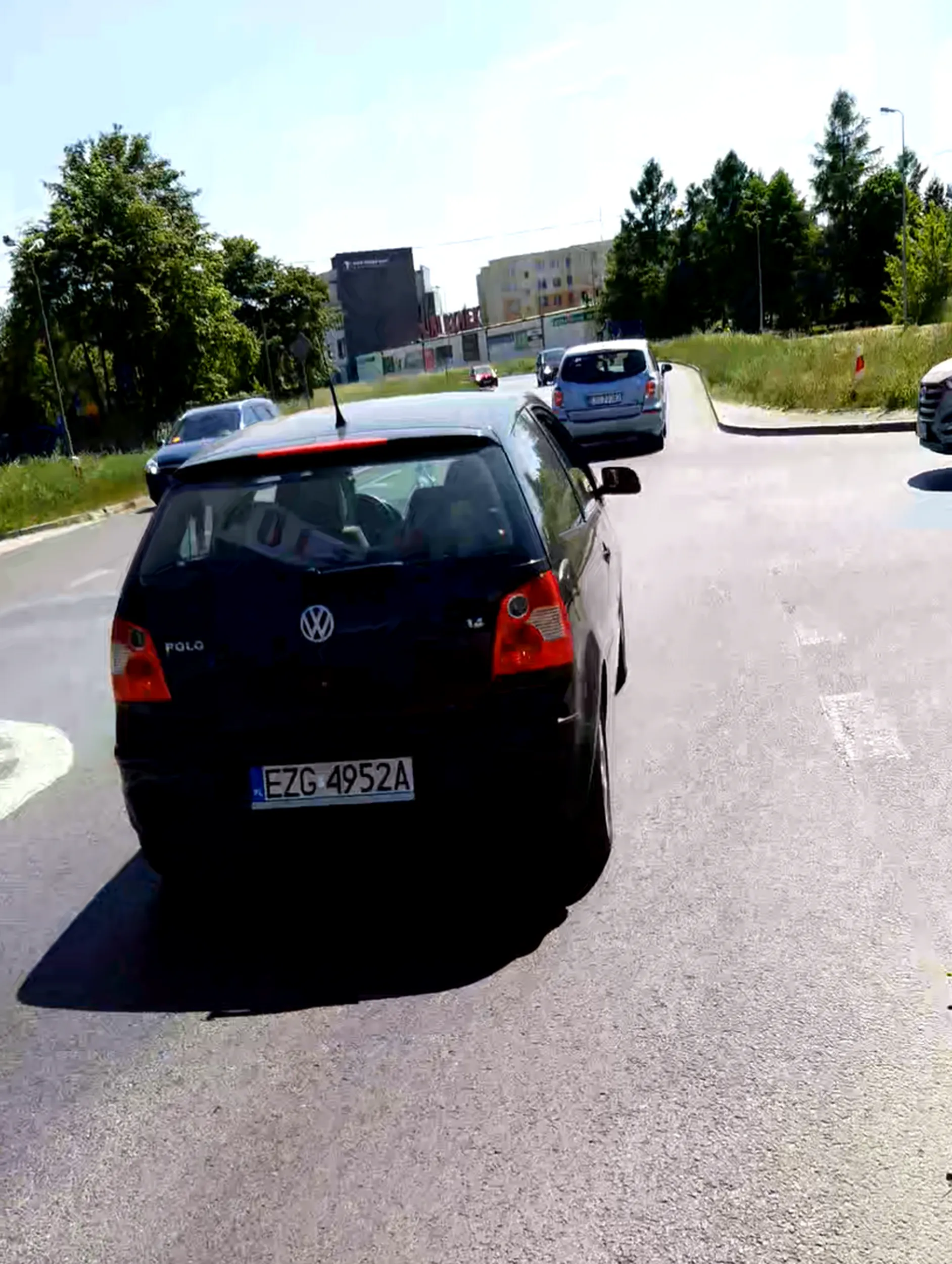 koleś przejeżdża pieszemu przed twarzą i nie potrafi ustąpić