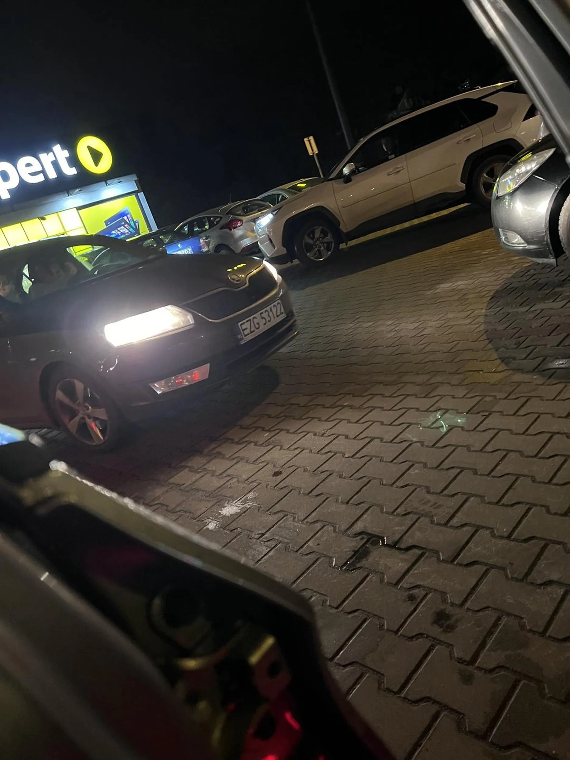 Na parkingu przyłożyli w drzwi, jak się wycjylilem i zgłosiłem uwagę to nawet prostego przepraszam nie usłyszałem. Szybka spierdolka i problemu nie ma