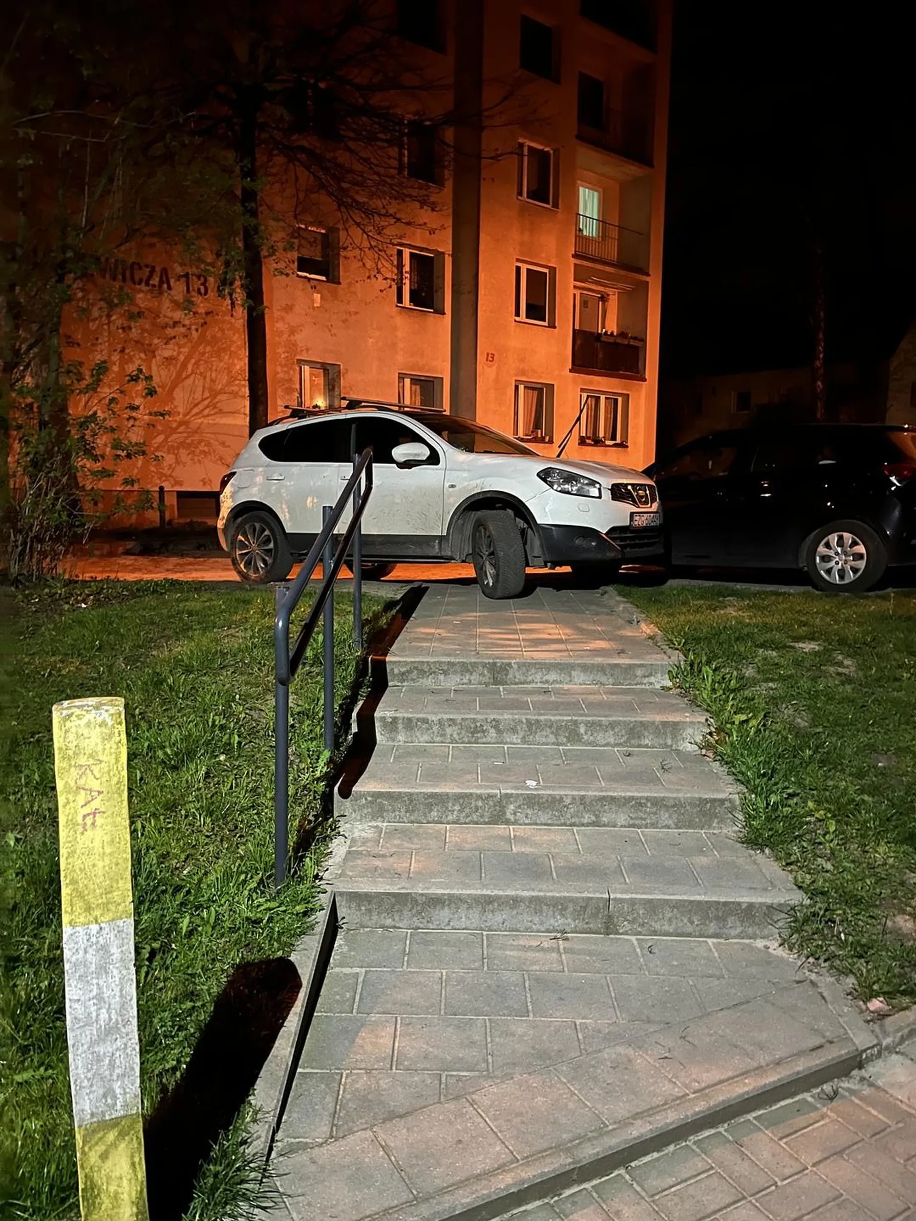 Nie krępuj się, na schodach jest jeszcze dużo miejsca.