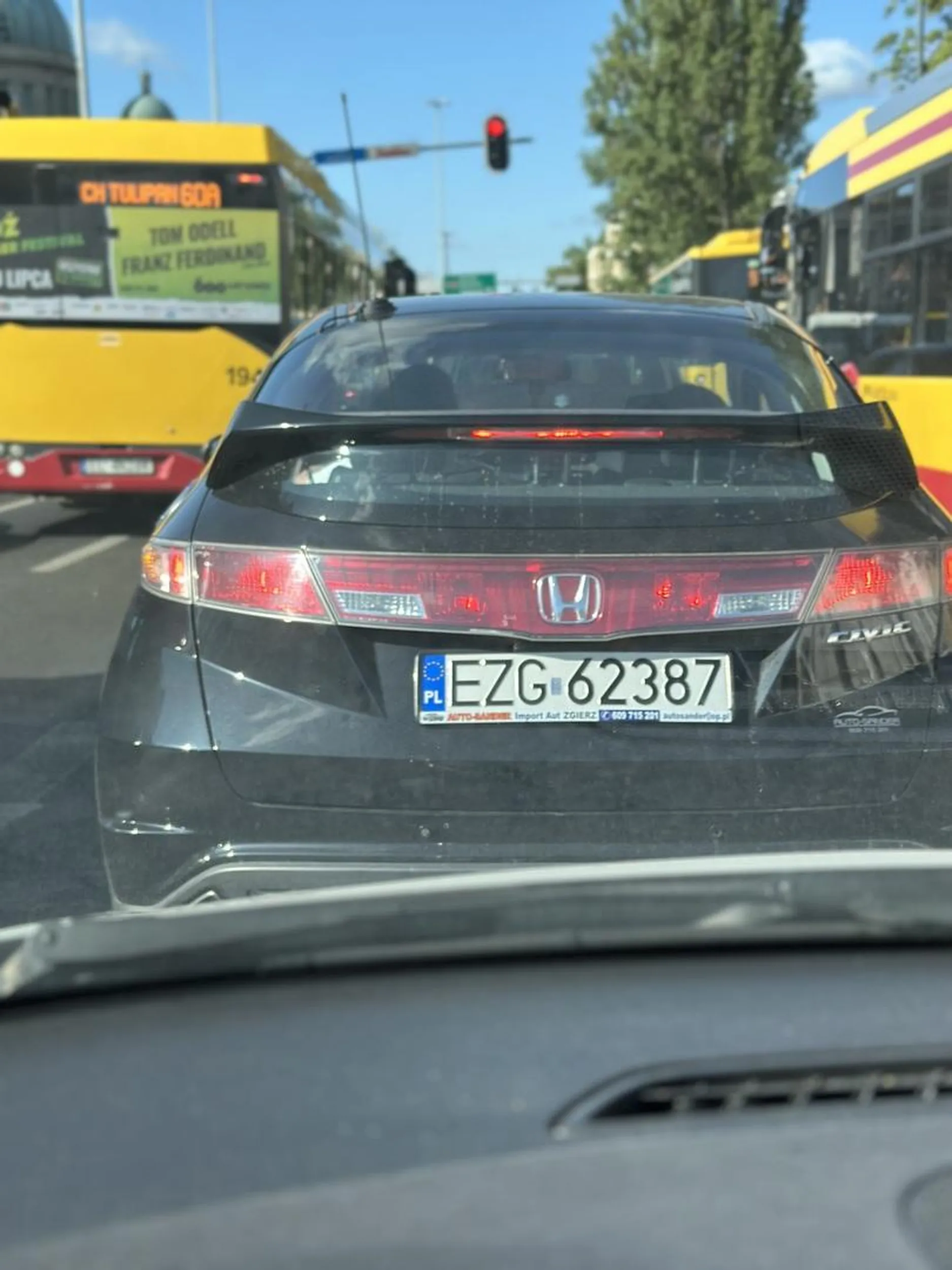 Jeździ po bus pasie zajeżdża droge szuka stłuczki Bardzo agresywny osobnik Jeździ  starym trupem i poluje po mieście Lodz uwazac  na tego pirata drogowego