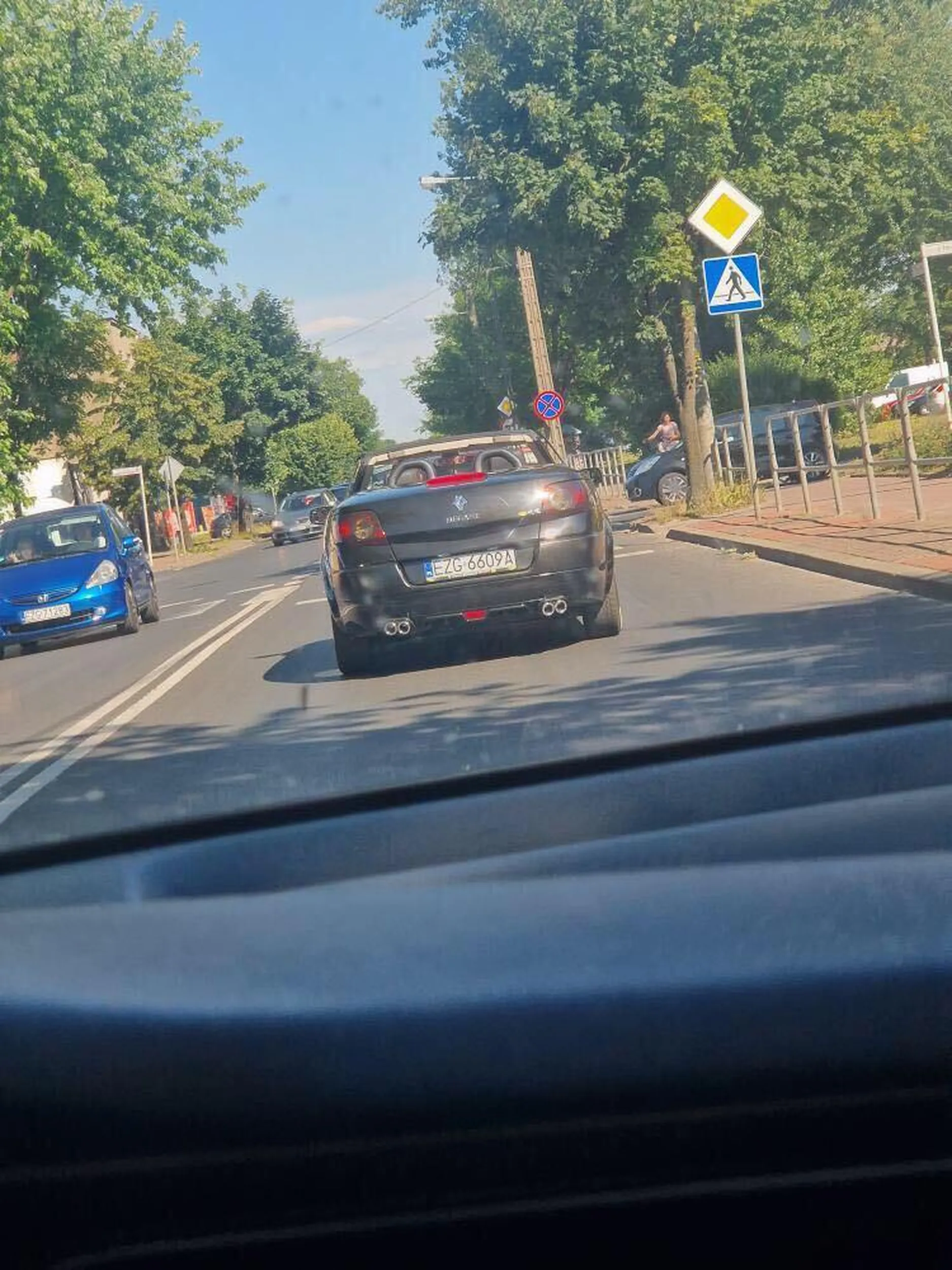 Wozi się po Aleksie bez dachu jakiś młody łepek chociaż przyznaje że to Megane fajnie porobione