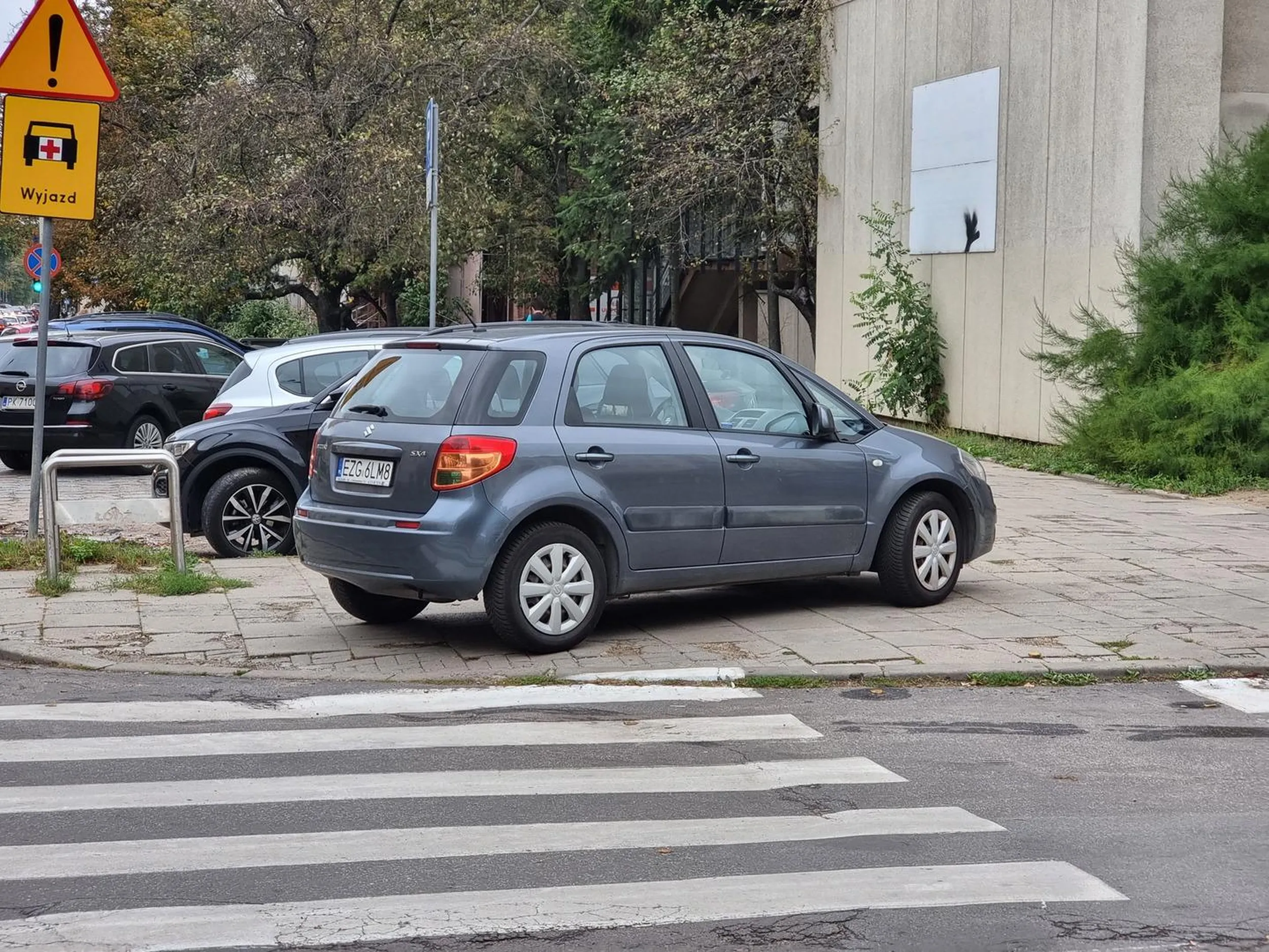 Pani parkuje na pasach przed szpitalem i utrudnia ruch pieszych, szczegolnie z niepelnospranosciami i to pod placowką medyczną...