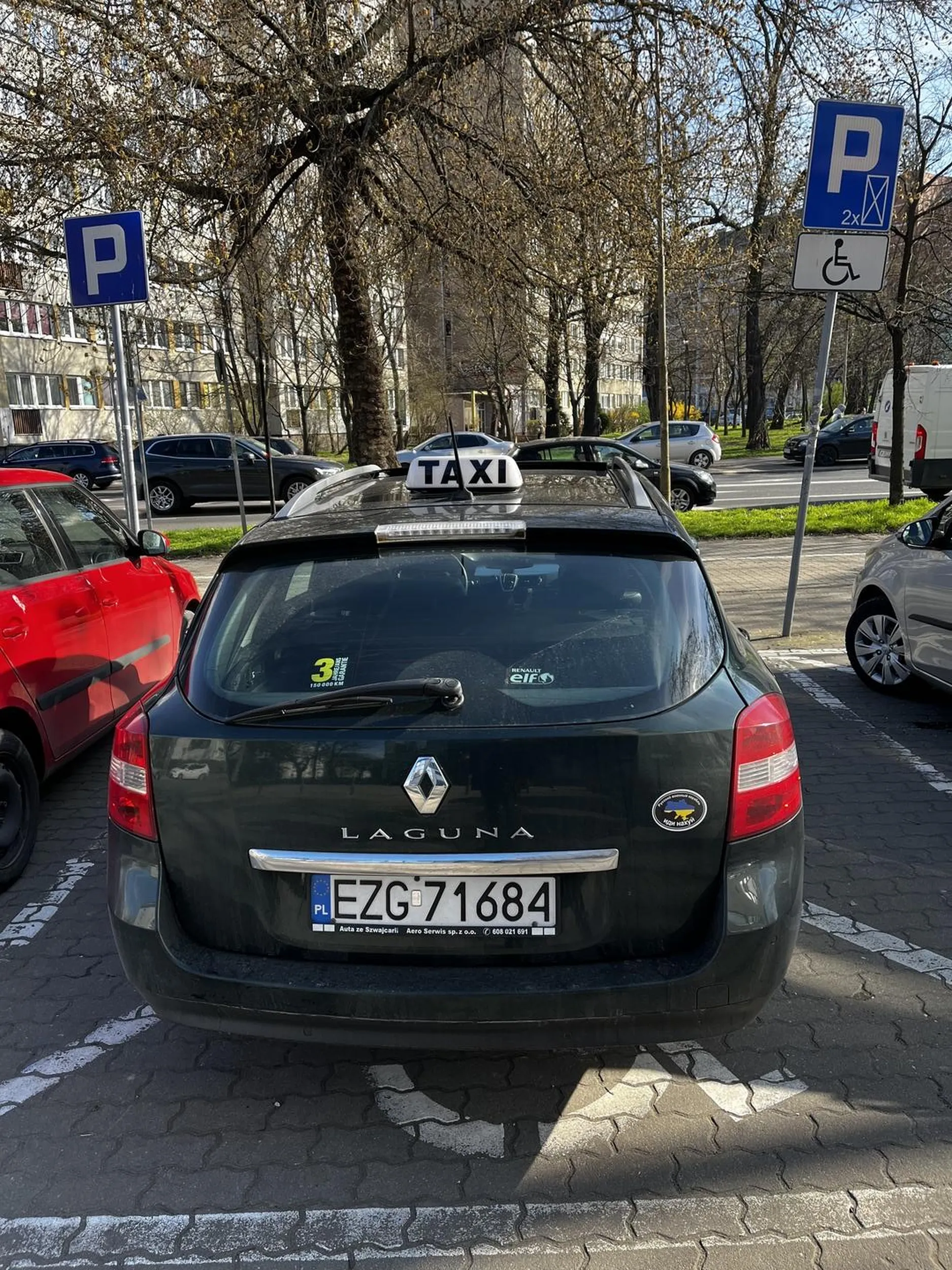 Młody człowiek przyjechał sobie na posiłek do McDonalds’a. Legitymacji osoby niepełnosprawnej nie posiadał. Po skończonym posiłku i upomnieniu spokojnie dalej oglądał sobie tiktoki.