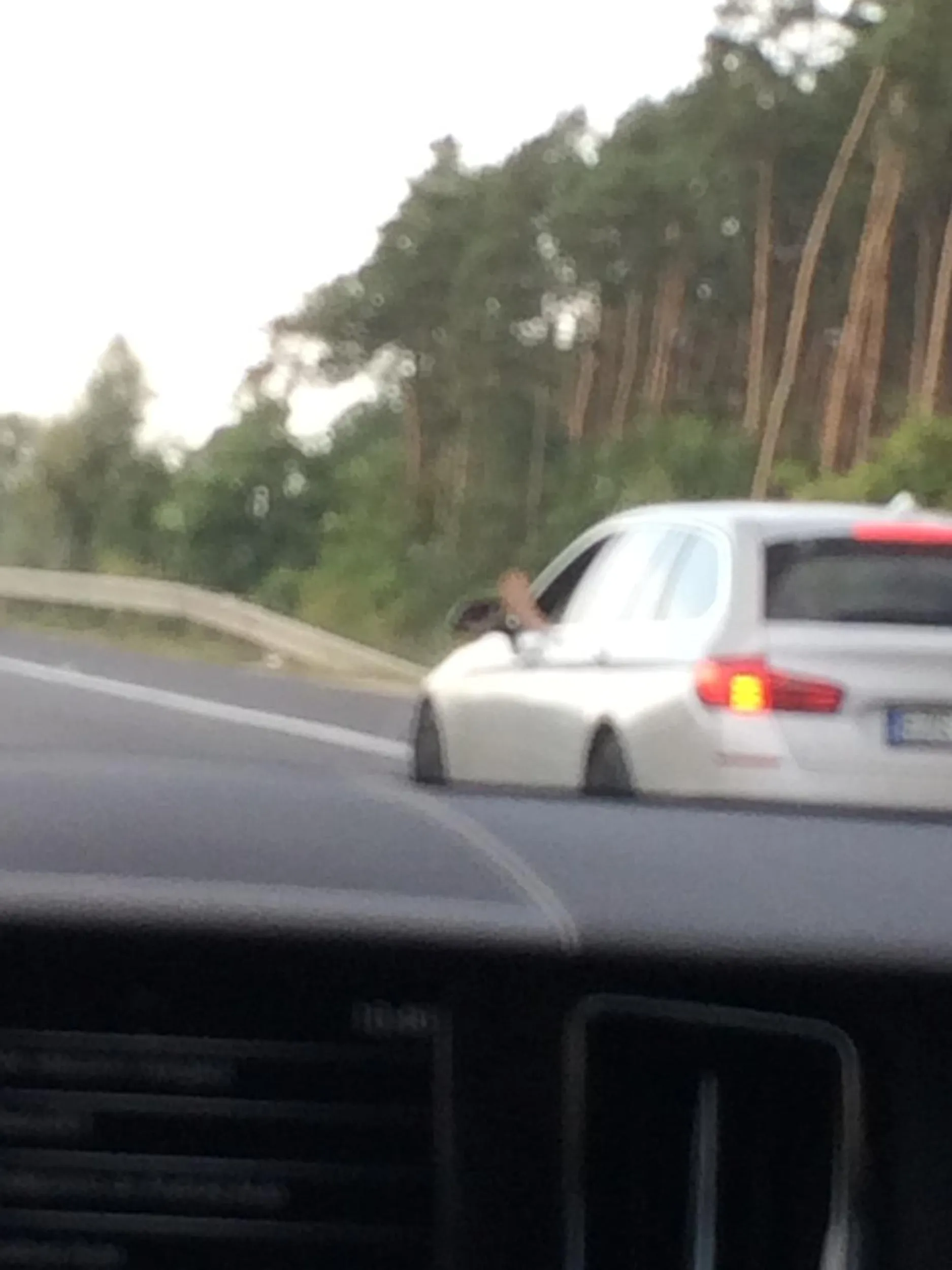 Jedzie na a1 i chłodzi sobie nogę przez okno:) gratuluje pomysłu