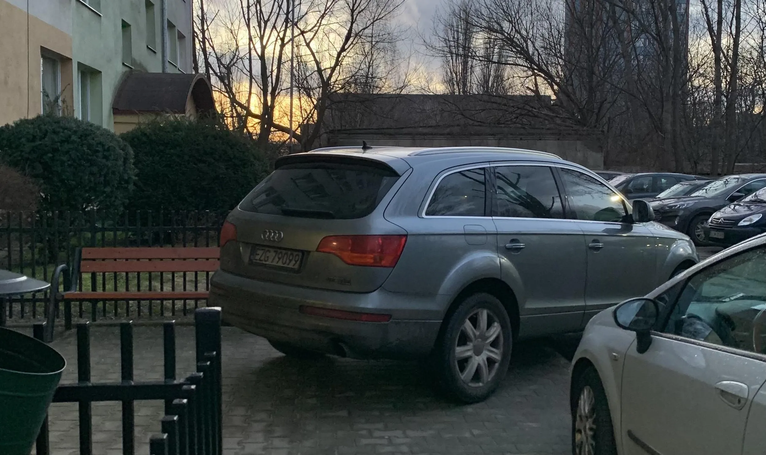 Naucz się parkować, najlepiej zostawić auto na środku chodnika...