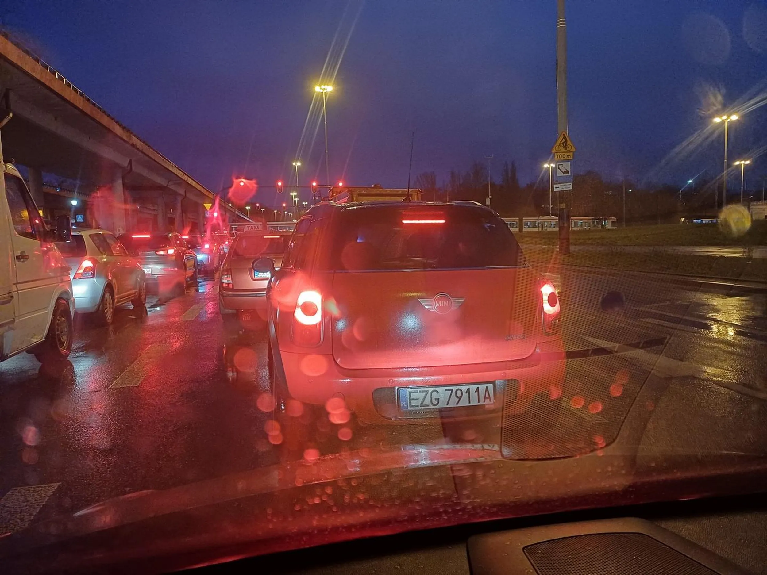 Gwiazda na skrzyżowaniu zmienia pas i wpycha się tylko by być o jedno auto dalej.