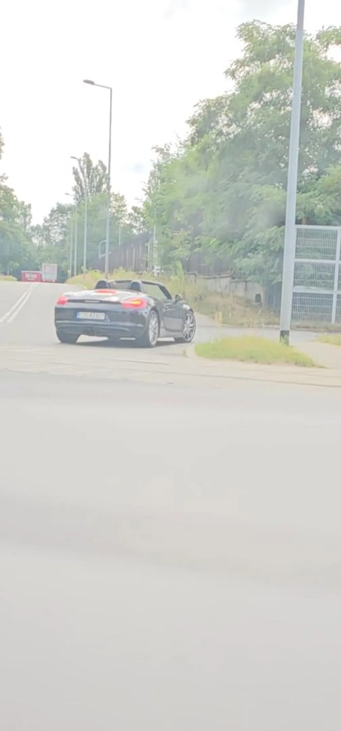 Człowiek doś stary o starczej orientacji w terenie, nie jest w stanie ocenić odległości zbliżającego się pojazdu, przez co wymusza pierwszeństwo,  dziadek jednak słuch ma dobry bo trąbienie słyszy znakomicie, lecz przez chorobę prawdopodobnie Parkinsona na dzwięk klaksonu noga w hamulec mu uderza.. starzec ten pozdrawia kierowców znanym gestem... środkowego palca. Również pozdrawiam cię dziadku, mam nadzieję że kiedyś jeszcze się spotkamy i sobie pojeździmy po teofilowie.