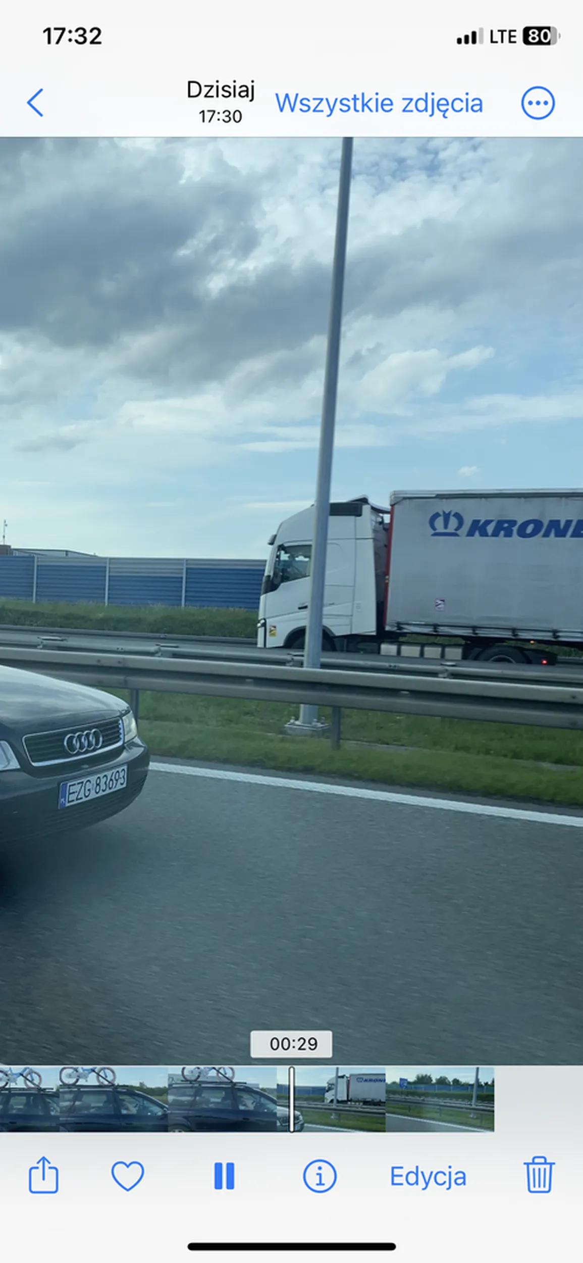 Patafian do potęgi przyklejony na stałe do lewego pasa na autostradzie. Uwaga, bo prowokuje kolizje!