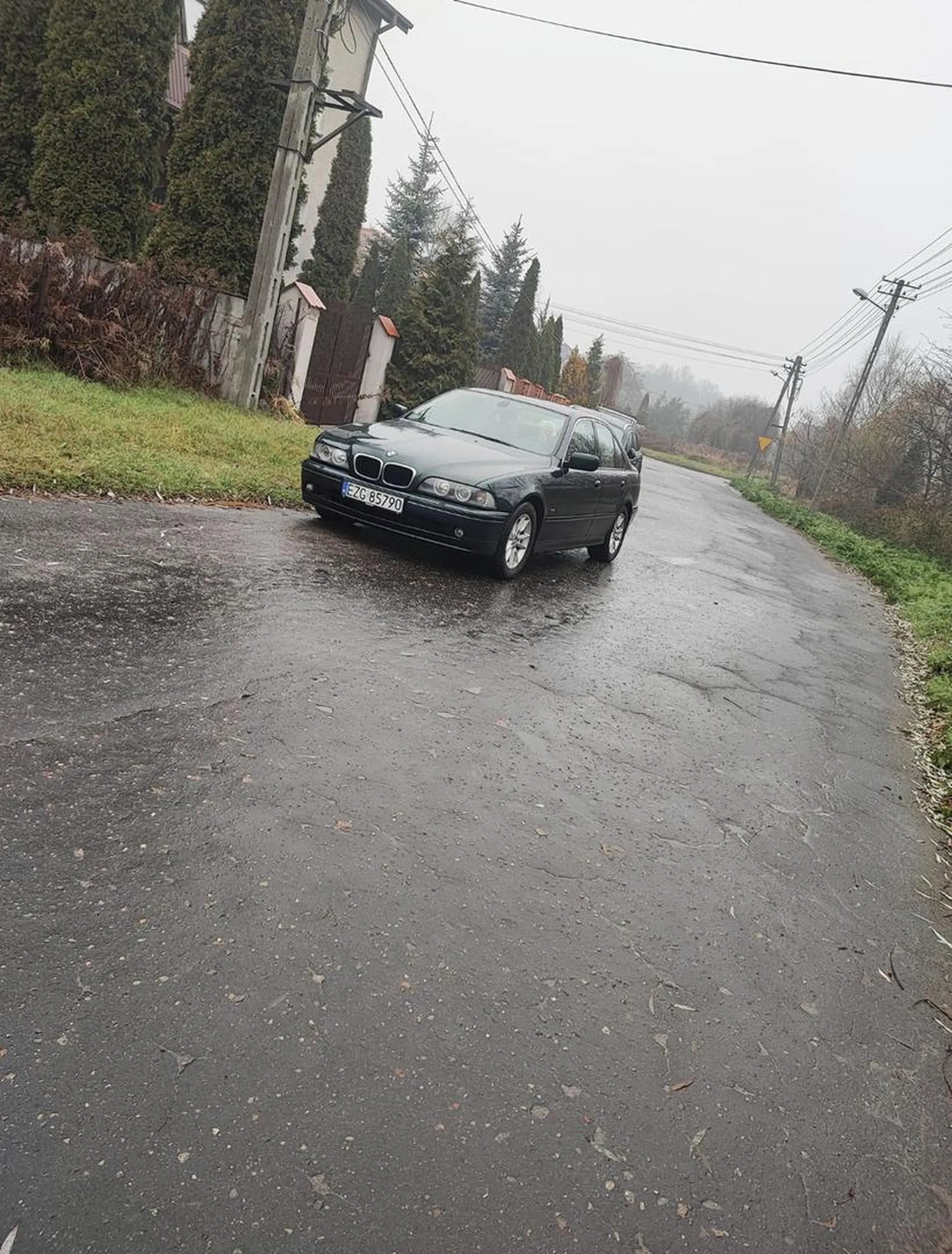 Kierowca nieodpowidzialny, zwykły szczyl za kierownicą. Wyrzucił butelkę po piwie pod koła jadącego z przeciwka auta, która uderzyła w maskę nadjeżdżającego pojazdu. Później go spotkałem gdy zostawił pojazd na środku jezdni.