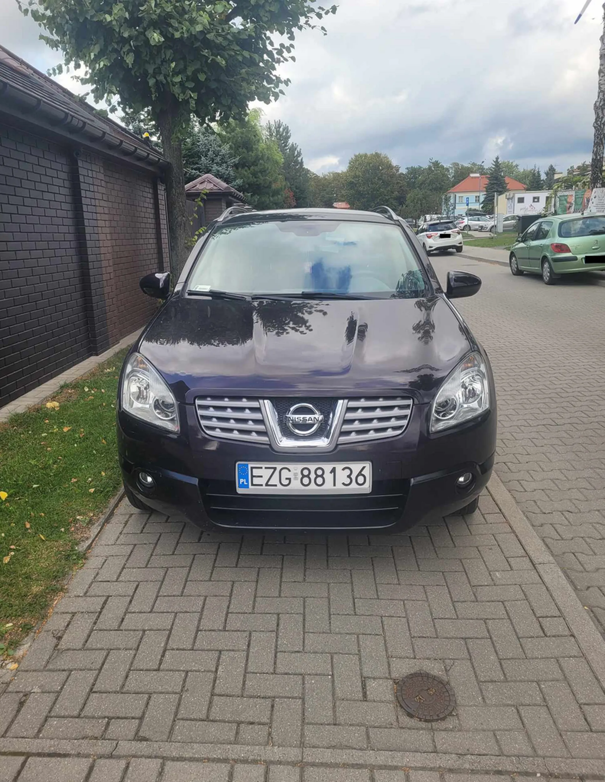 Z premedytacja Pani kierujaca pojazdem zastawiła cały chodnik wysiadając sprawdziła tylko czy stoi równo...