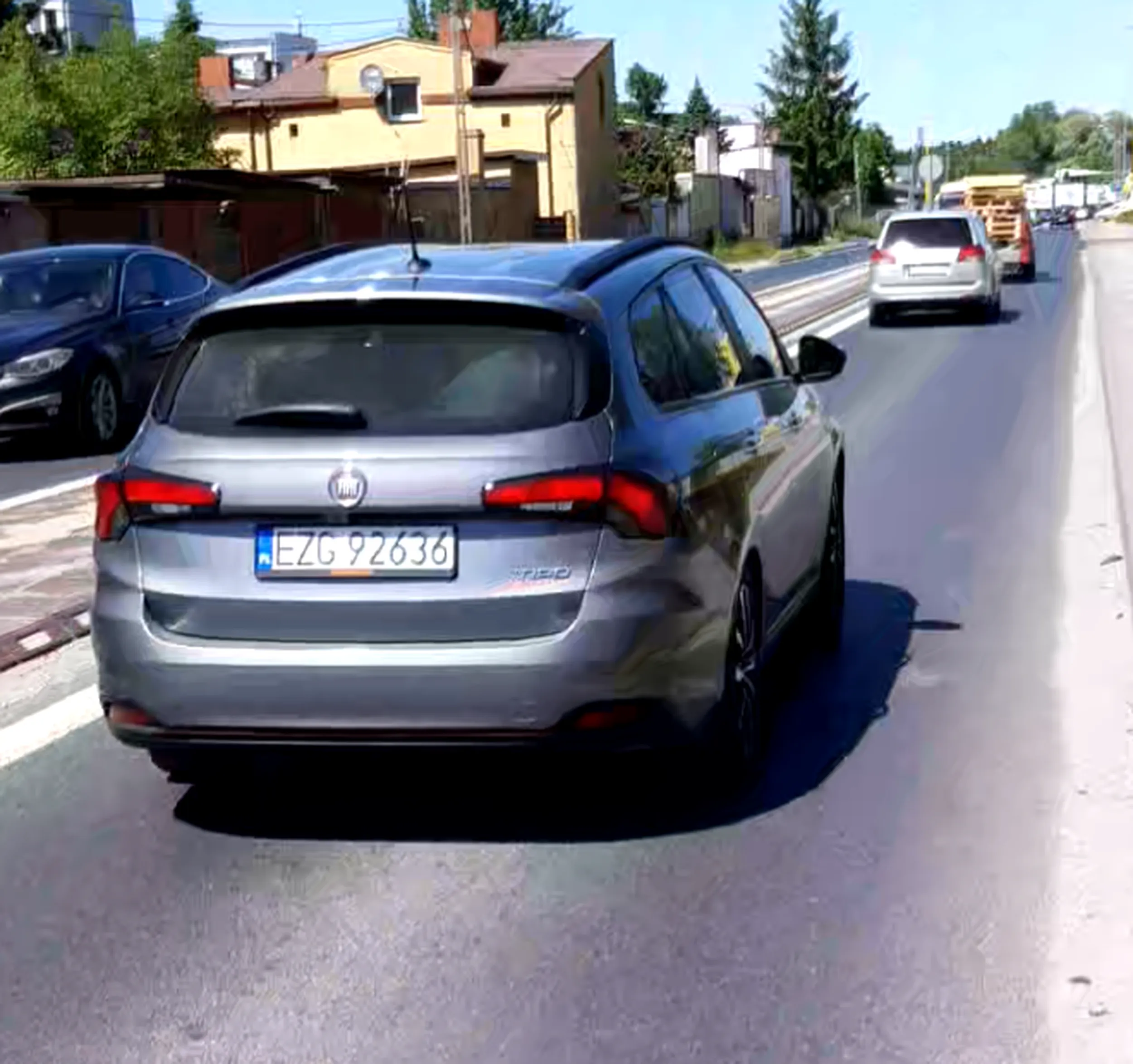 koleś nie potrafi ustąpić pierwszeństwa pieszemu i przejeżdża mu przed twarzą