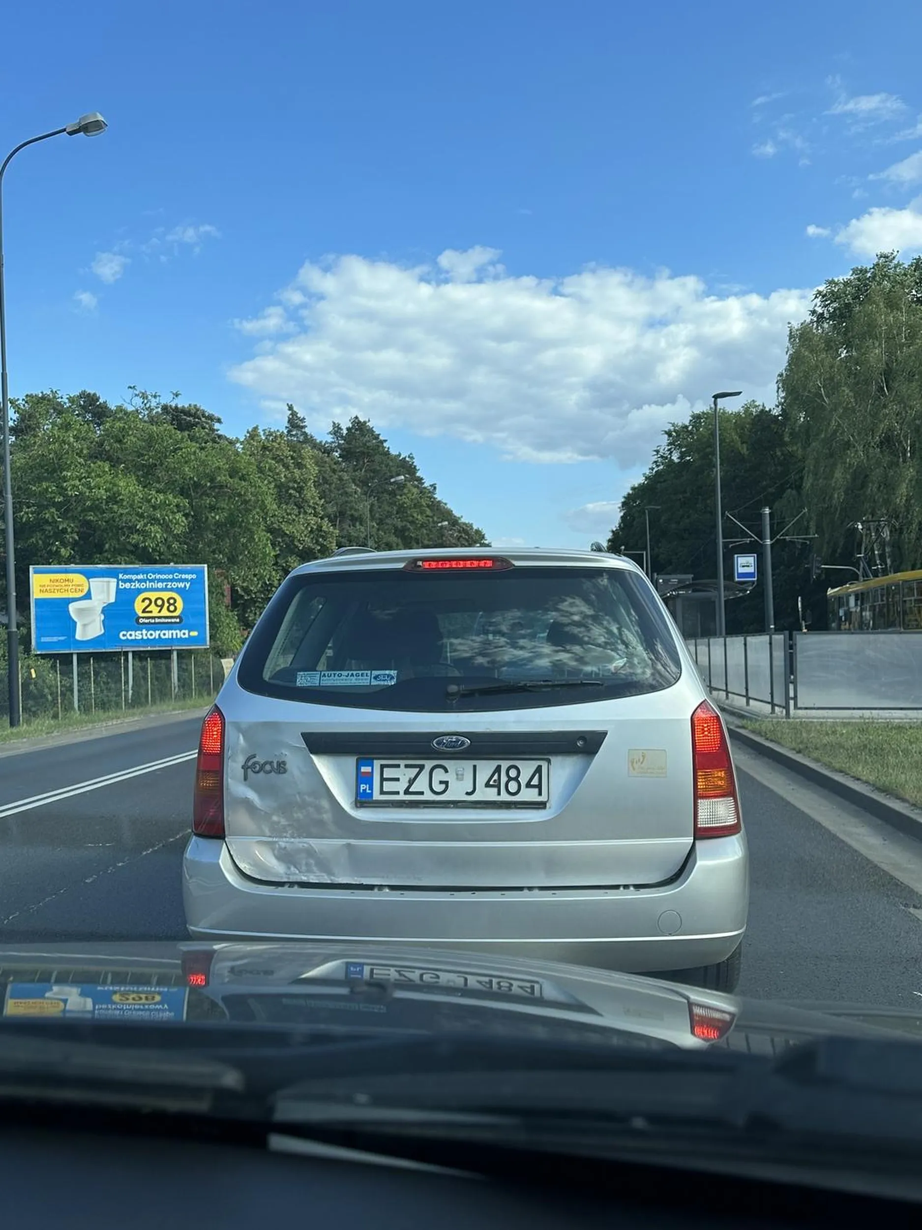 Kobieta stwarza zagrożenie na drodze. Brak zdecydowania na który pas ma stanąć, chamskie zajeżdżanie drogi. Jazda slalomem po pasie. Po aucie widać ze już ją ktoś niedawno pieprznął w tył