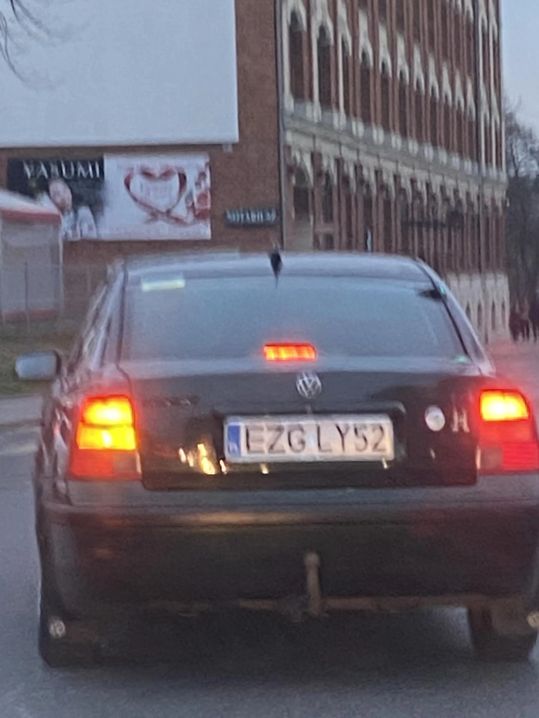 Jak można tak tragicznie jechać i stać na każdych światłach. Żenada.