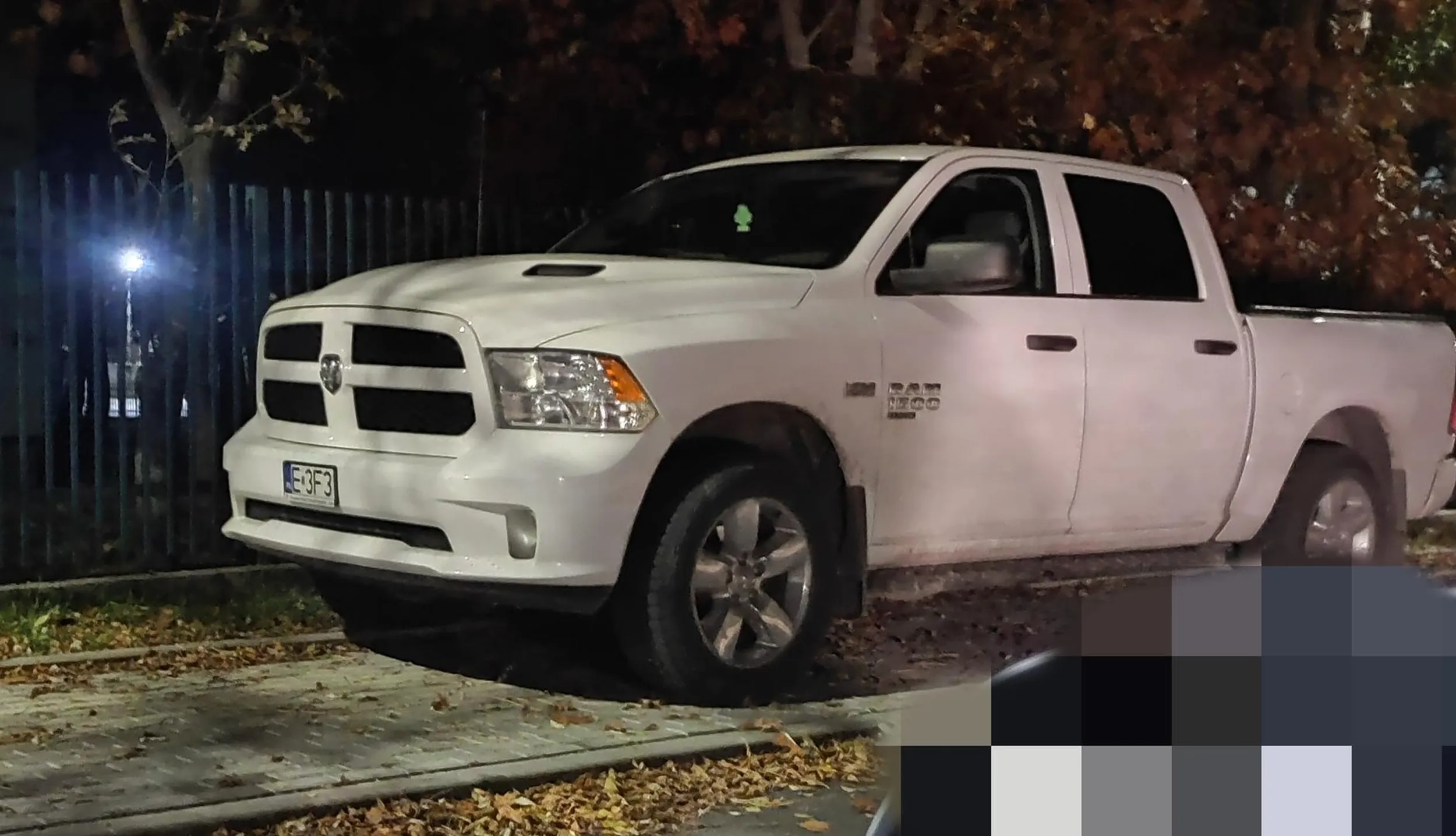 Kierowca tego Dodga Rama przyjechał do Poddębic i postanowił zaparkować na chodniku zajmując go w 98% co najlepsze 20 metrów obok ma jakieś 10 miejsc parkingowych.