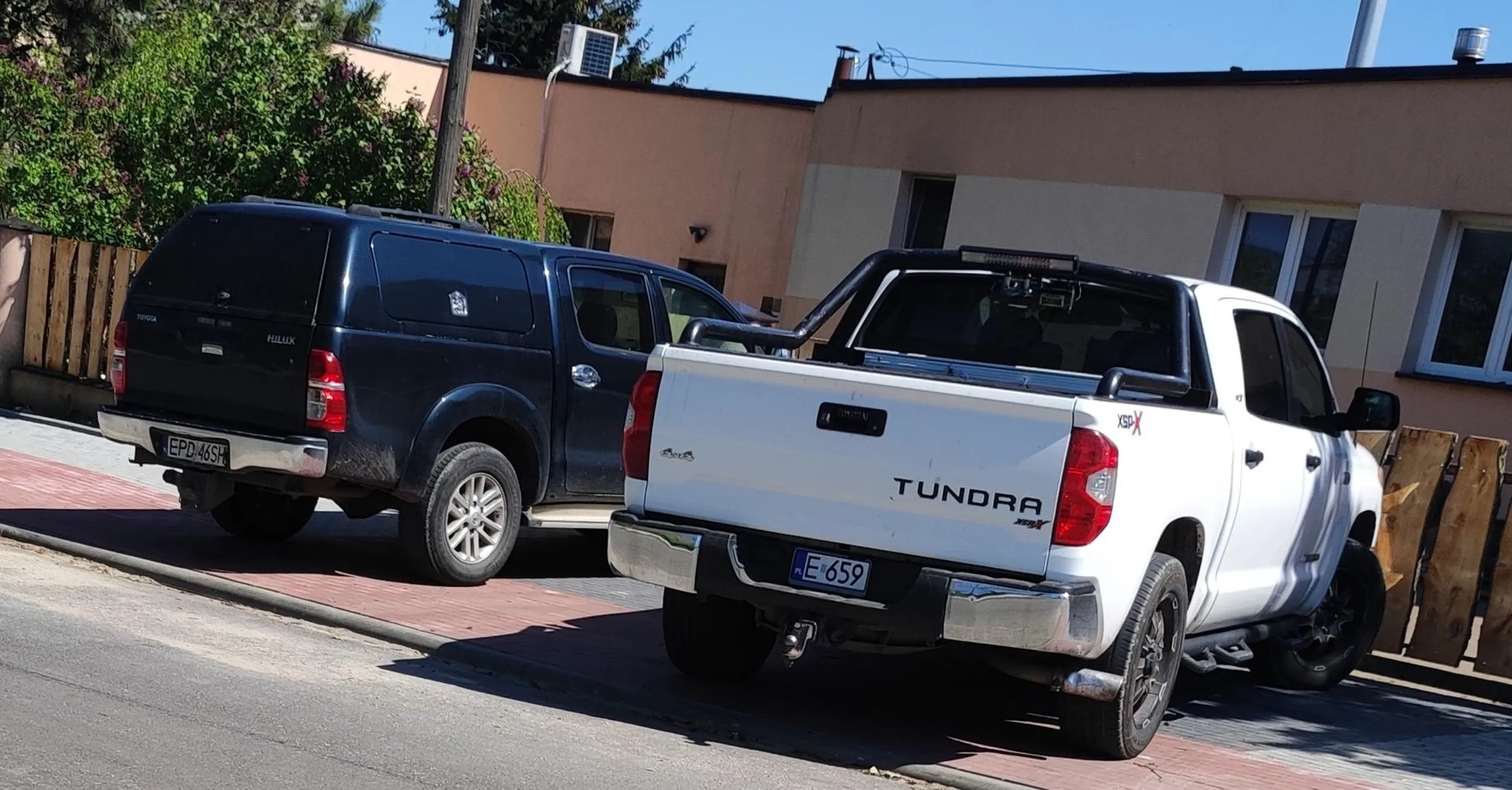 Parkowanie na całej szerokości chodnika oraz ścieżki rowerowej. Właściciele tych samochodów robią tak na codzien i to dosłownie 100 metrów od komendy powiatowej policji.