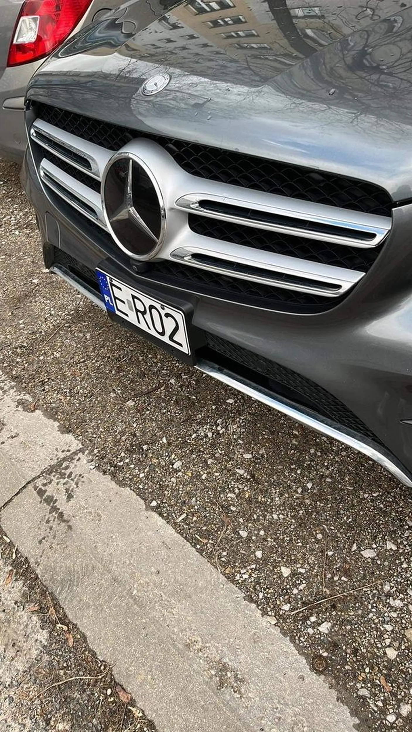 Radzę Panience się nauczyć parkować NIE NA LUSTERKA i nie obijać innym samochodów, a jak to jest za trudne to proszę się cofnąć na kurs ;))) gwiazda na masce nie jest uprawnieniem dla inwalidów :)))