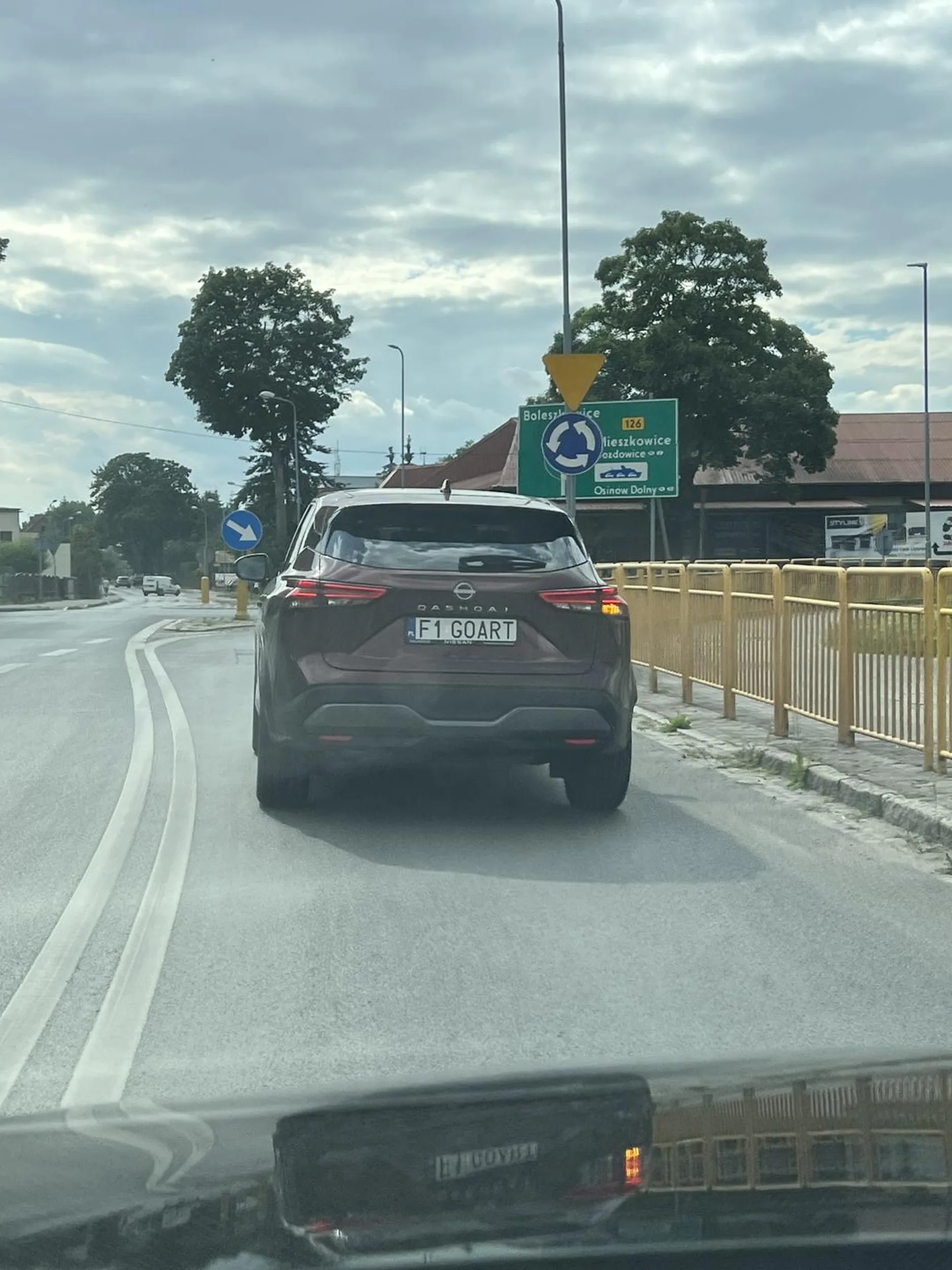 Jedz sieroto jak należy a nie stajesz na każdym skrzyżowaniu i całe miasto 15km/h