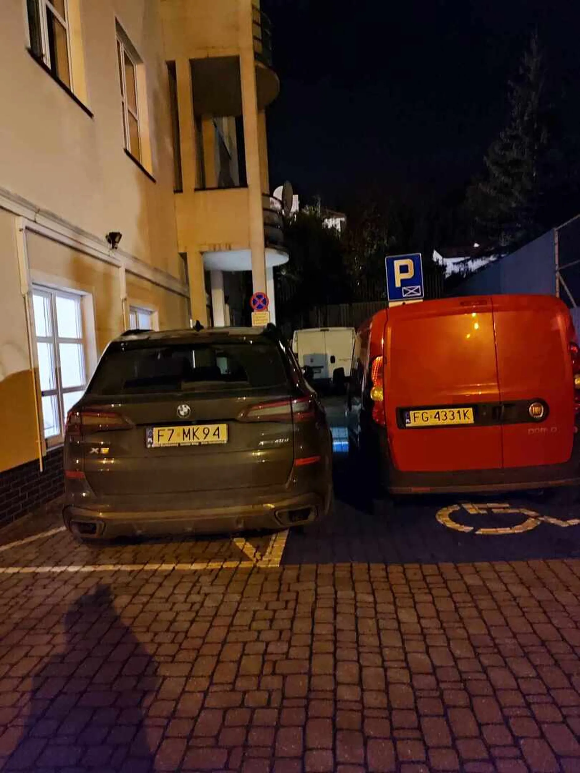 Nie dość, że na zakazie, to jeszcze częściowo na niebieskiej kopercie. Blokuje całkowicie wyjazd aut wewnątrz.