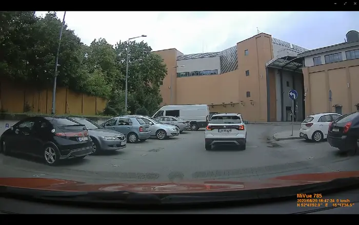 Pani chyba wypadł mózg z czaszki, blokowanie innego kierowcy w taki sposób żeby nie mógł wyjechać z miejsca parkingowego, bo myśli że jest królową drogi i morze wszystko mylisz się bardzo. Tak Karinie się to nie spodobało że na nią zatrąbiłem to postanowiła blokować ruch drogowy jadąc szaloną prędkością 9km/h, w imię urażonej dumy. Jeśli chcesz to pomogę poszukać mózgu bo pewnie przyda się jeszcze.