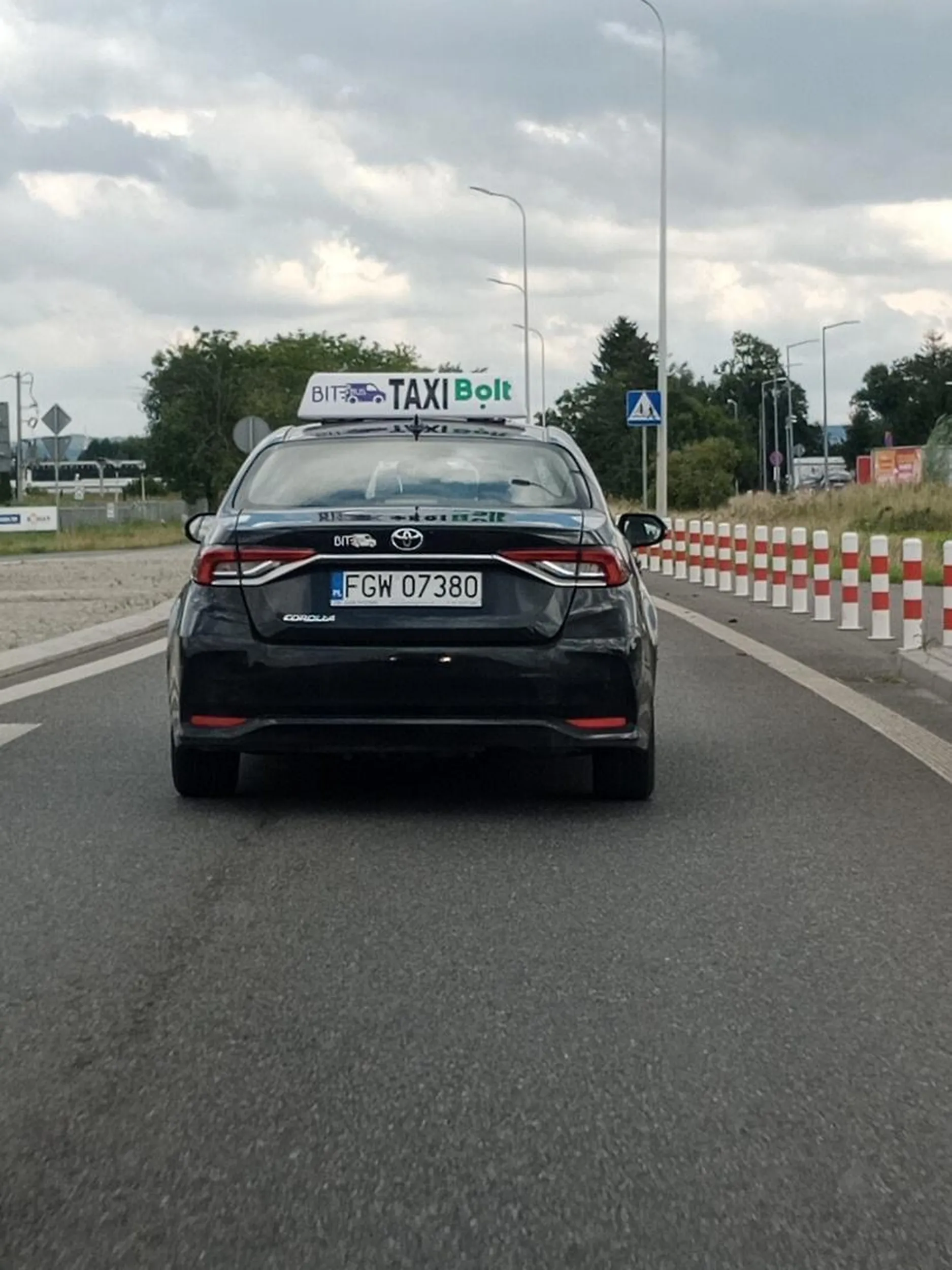 Wymuszanie pierwszeństwa w okolicach Elbląga pierwsza klasa, nie polecam tego allegrowicza.