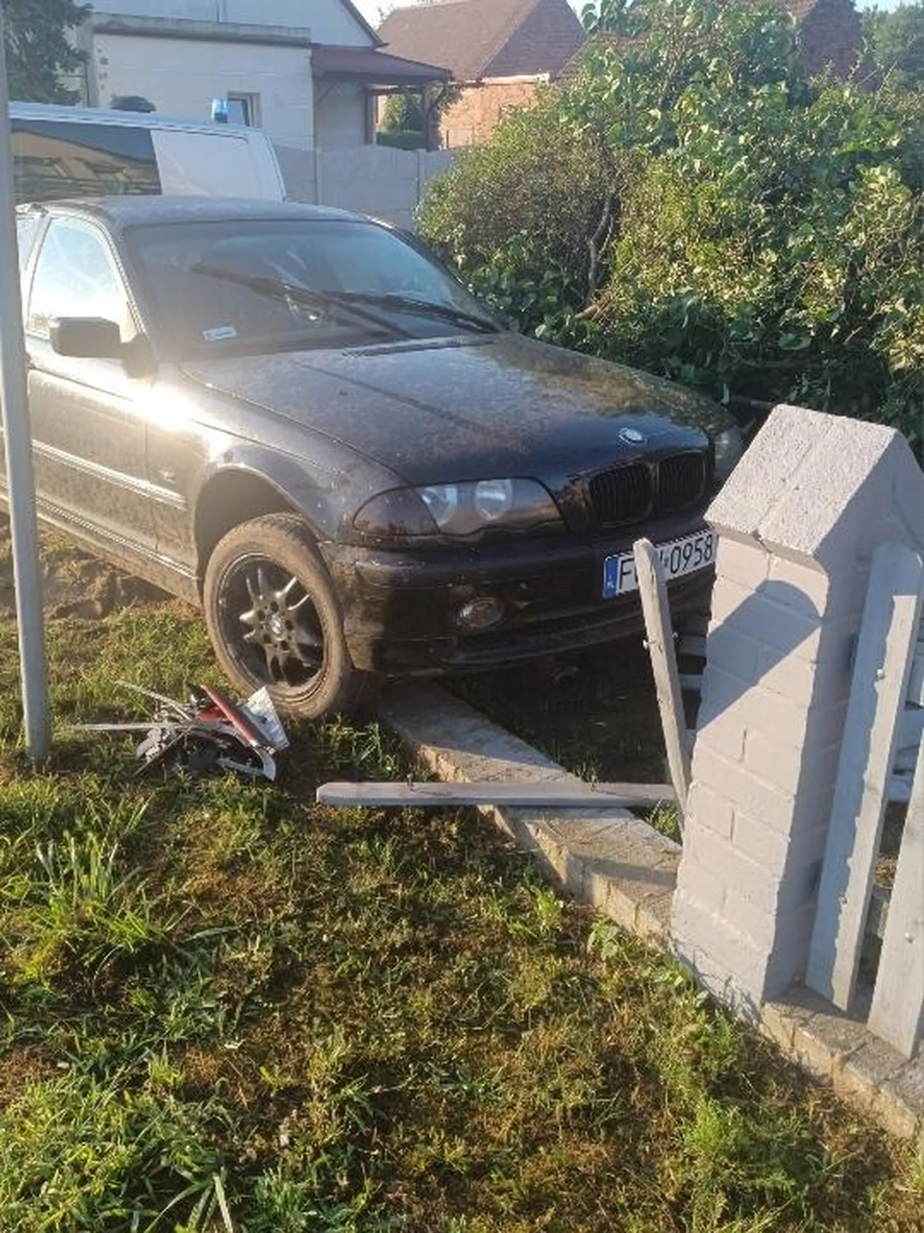 Dzień dobry, Pani Karma z tej strony, w ramach rekompensaty za buteleczkę, funduję bmce wieczny urlop na szrocie, panu kierowcy przytulaska z płotem, a właścicielowi płotu oczywiście nowy płot z oc