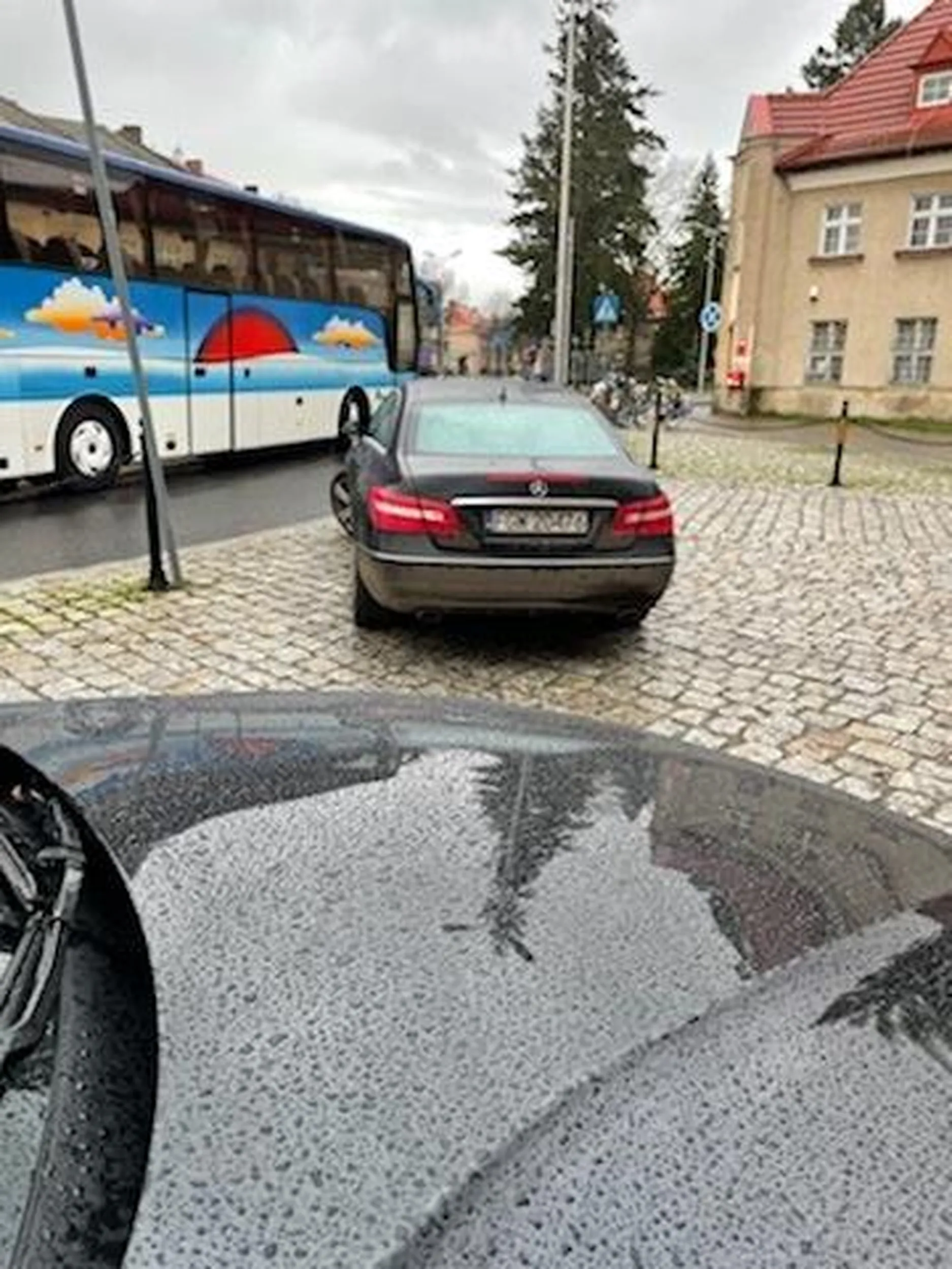 Inteligentne blokowanie zatoczki przy dworcu. Autobusy po pasazerow nie mialy jak podjechac. Gratulujemy