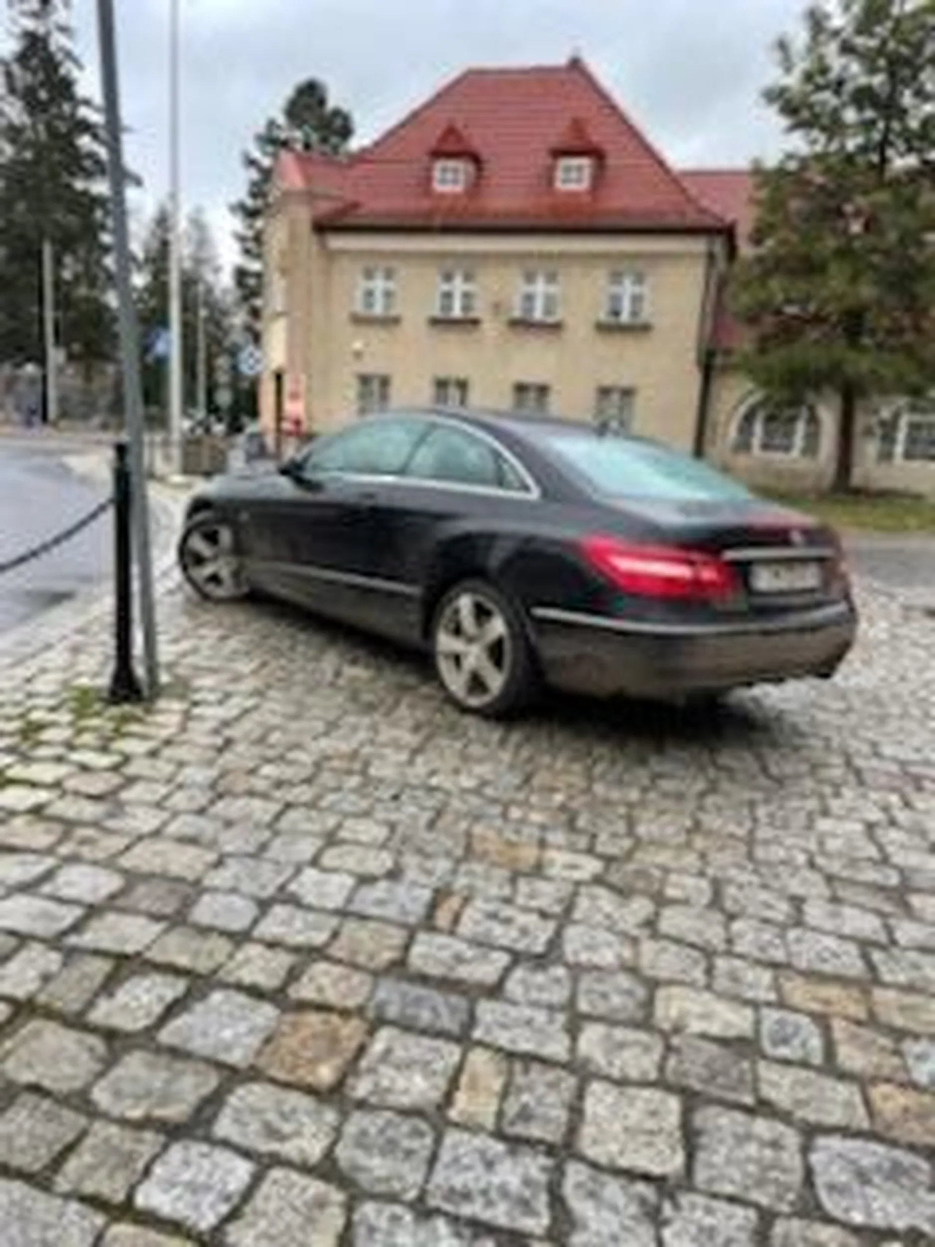 Inteligentne blokowanie zatoczki przy dworcu. Autobusy po pasazerow nie mialy jak podjechac. Gratulujemy