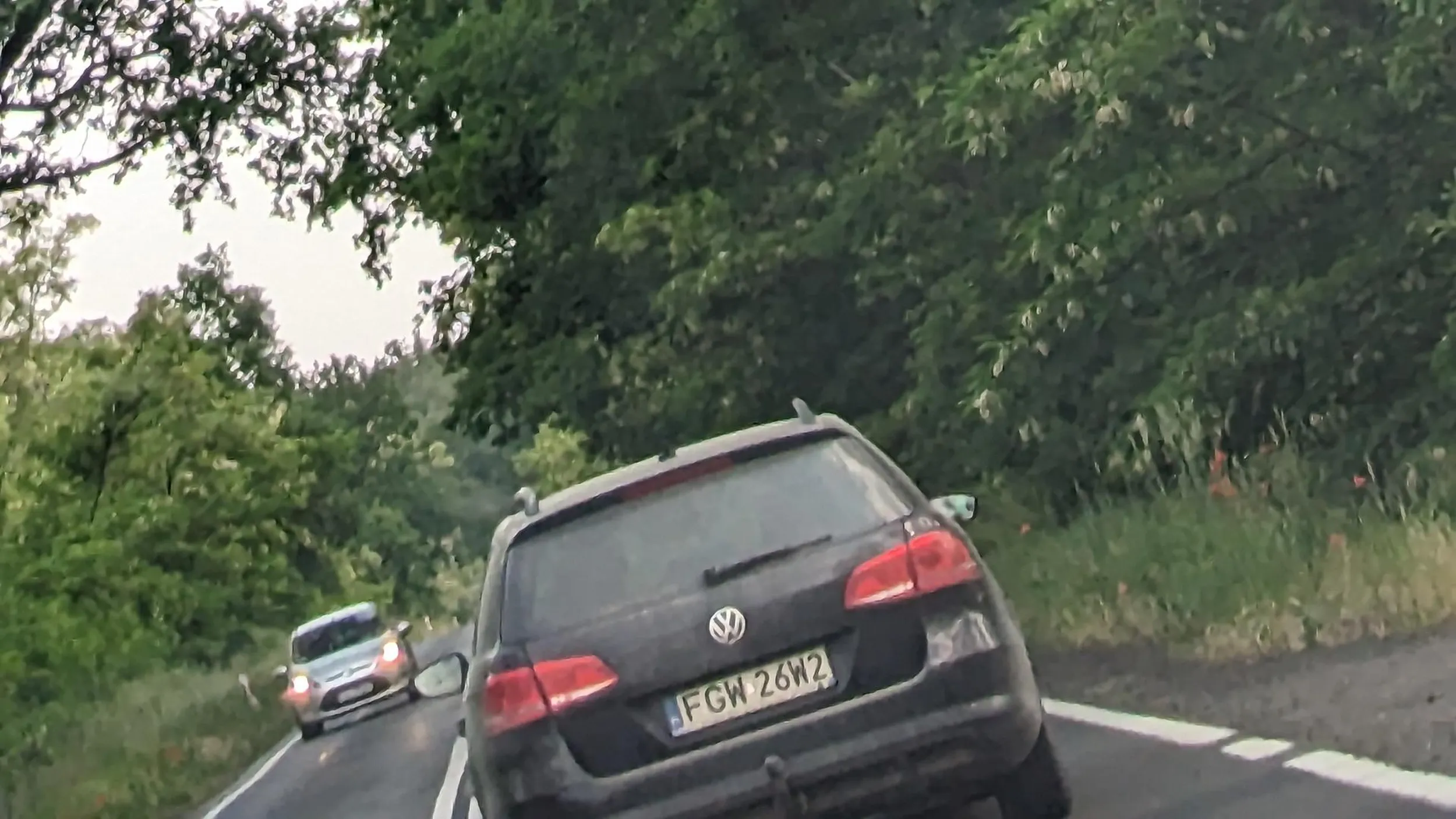 Nie mam pojęcia w którym chips wygrałeś prawo jazdy.... Wiedz, że wjeżdżając na główną ulicę z bocznej musisz zaczekać au auta przejadą. To co zrobiłeś nazywa się wymuszeniem pierwszeństwa !! Druga sprawa to patrz, że na drodze są linie. Służą one ku temu by auta jeździły po swoim pasie. Tak często jeździłeś wężykiem w dniu 9.06.2023 r, że wezwałem Policję. Mam nadzieję, że dmuchałeś w balonik w Kostrzynie n. Odrą. Takim jak ty powinno się odbierać prawo jazdy !!!!