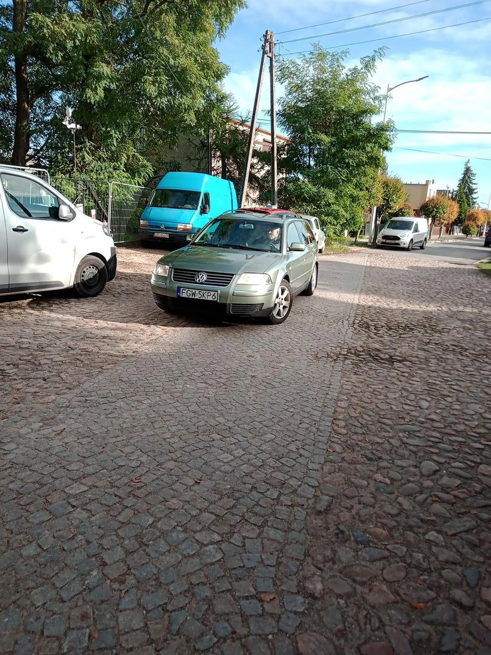 30.10.2023 godz.13.05 Babimost. kierowca passata bardzo agresywny. Prawie uderzył w drzwi mojego pojazdu. Po zwróceniu uwagi zaczął się rzucać i wyzywać. Na dodatek wozi dziecko w wieku około 4 lat na przednim siedzeniu bez pasów bezpieczeństwa i fotelika. Patologia