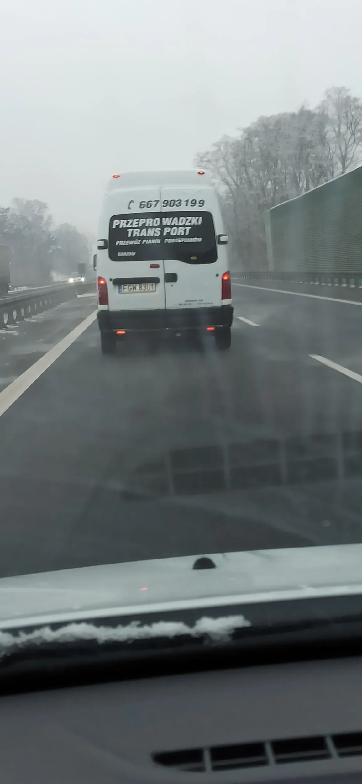 Sytuacja na S3. Kierowca ciągnie się na lewym pasie i blokuje kierowców z tyłu pomimo, że mógłby zjechać na prawy bo było miejsce.