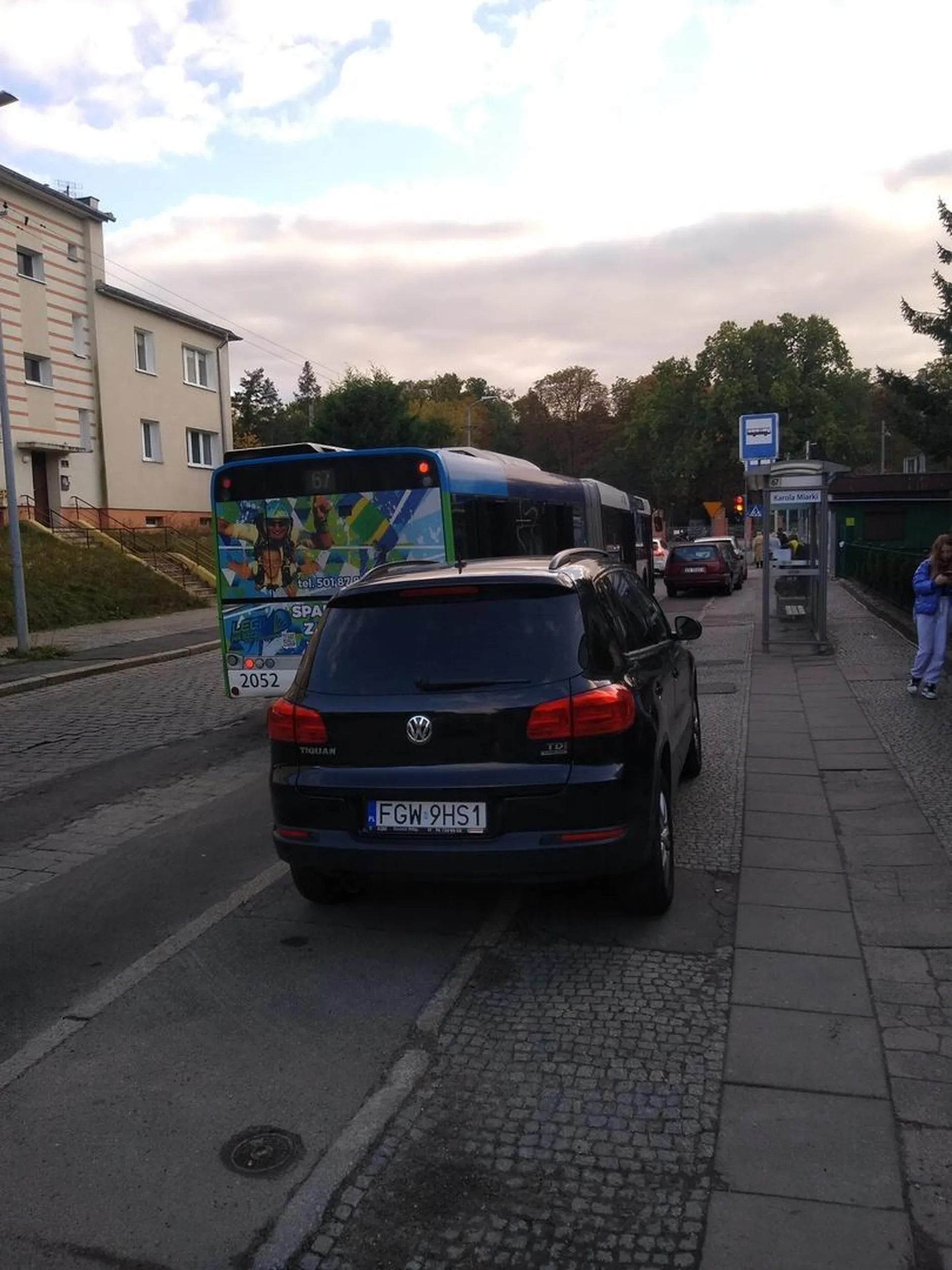 Kiedy przeparkujesz to auto fiucie? W godzinach szczytu pasażerowie nie mają jak wysiadać po wielki panicz przyjechał do miasta