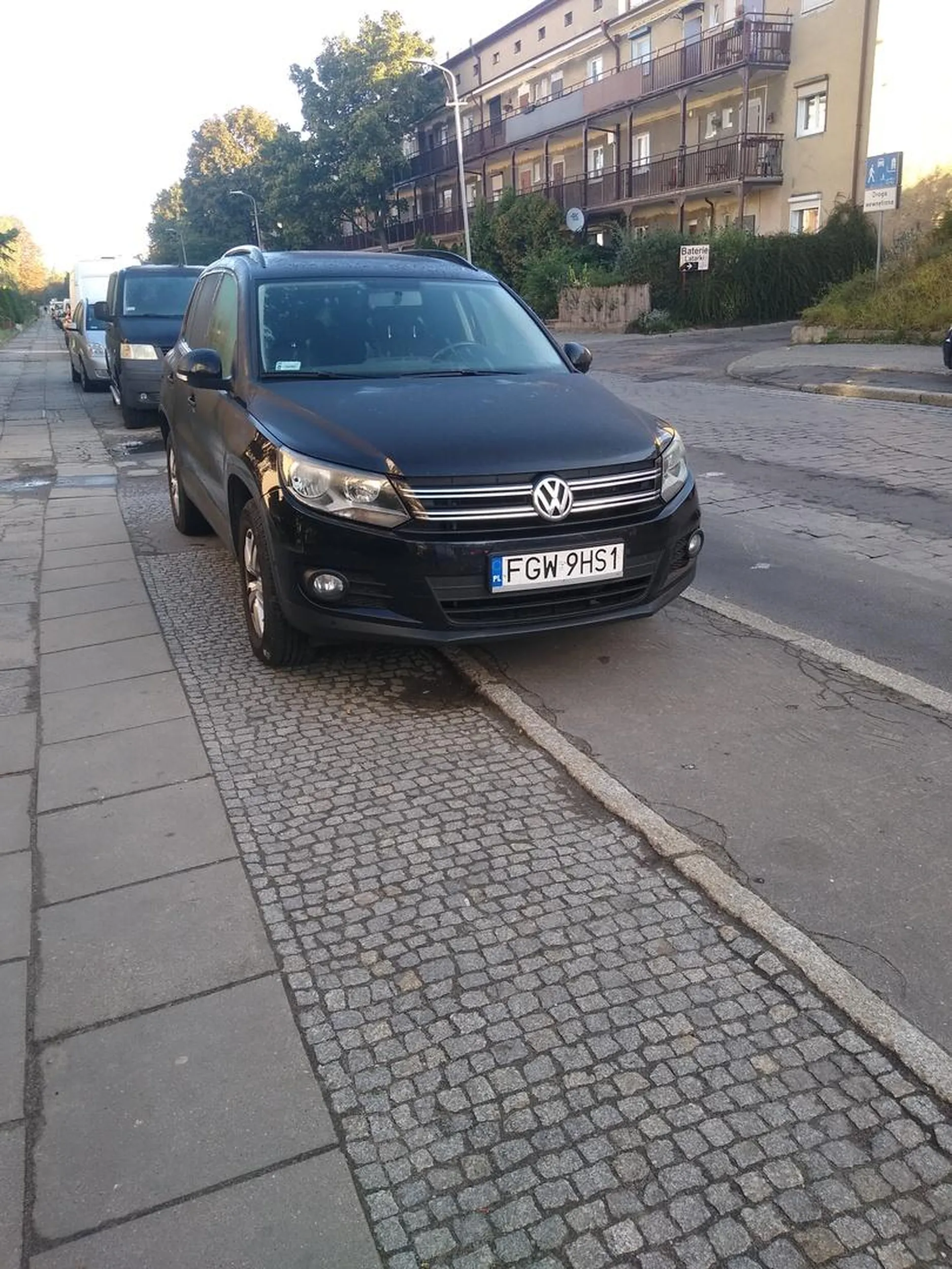 Kiedy przeparkujesz to auto fiucie? W godzinach szczytu pasażerowie nie mają jak wysiadać po wielki panicz przyjechał do miasta