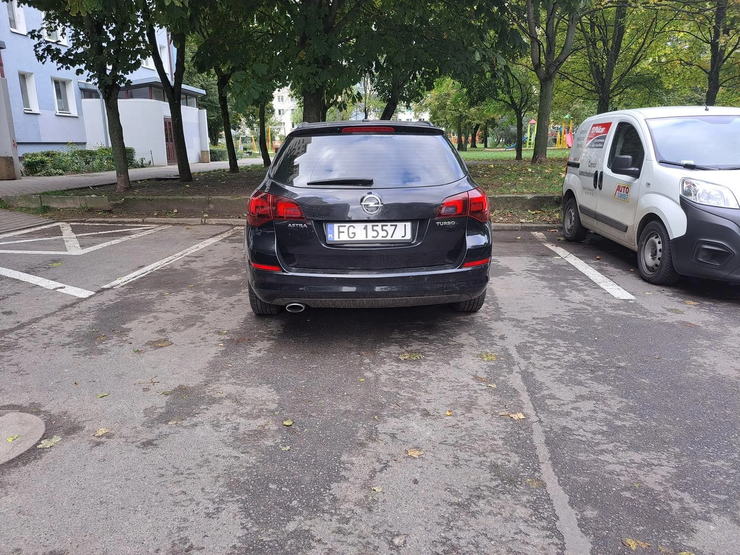 Gratuluje zajęcia dwóch miejsc parkingowych na CIASNYM parkingu osiedlowym, na którym zawsze brakuje miejsc dla mieszkańców.