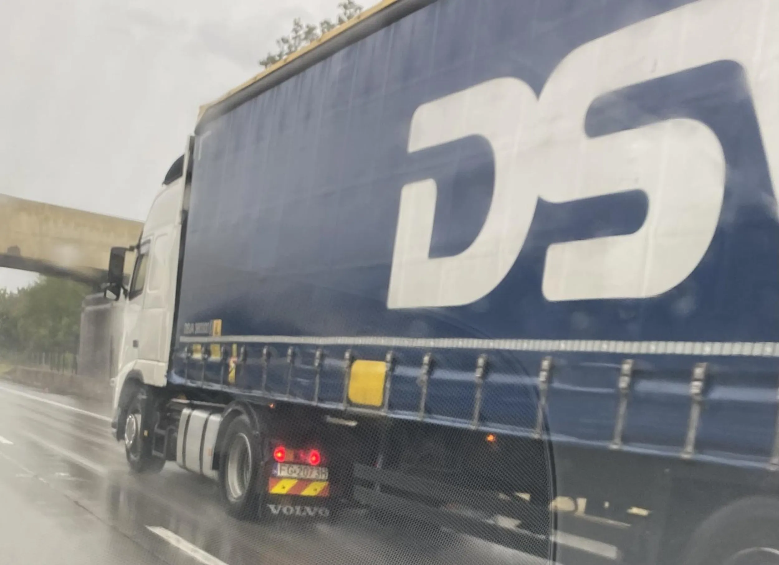 Skurwiel wyprzedza inne ciężarówki, droga A4 okolice Legnickiego Pola,  kierunek Jędrzychowice.