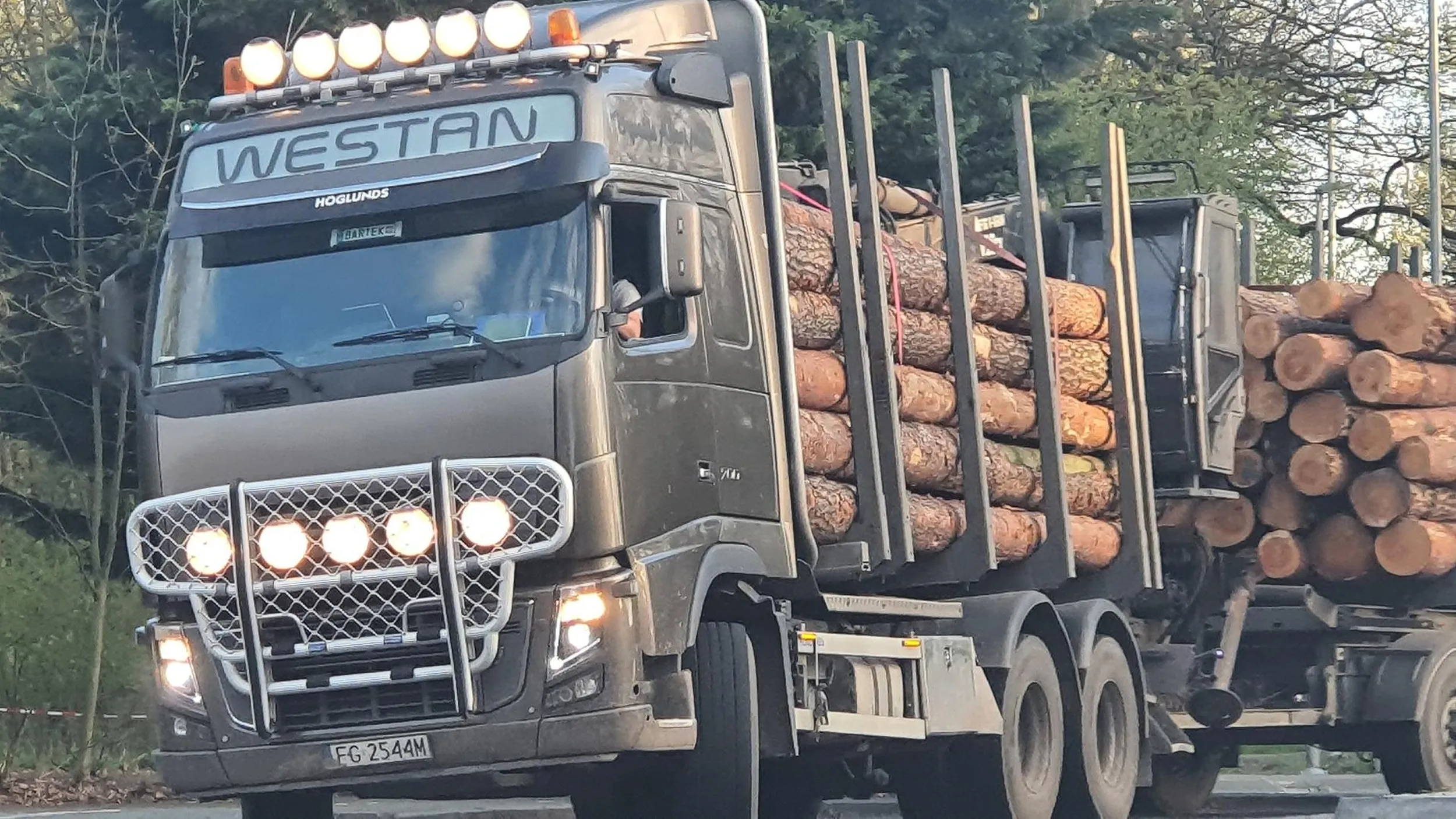 Bardzo ładne Volvo! Stałem w czerwonej kurtce i cykałem Ci fotki. Pozdrawiam i szerokości! ?