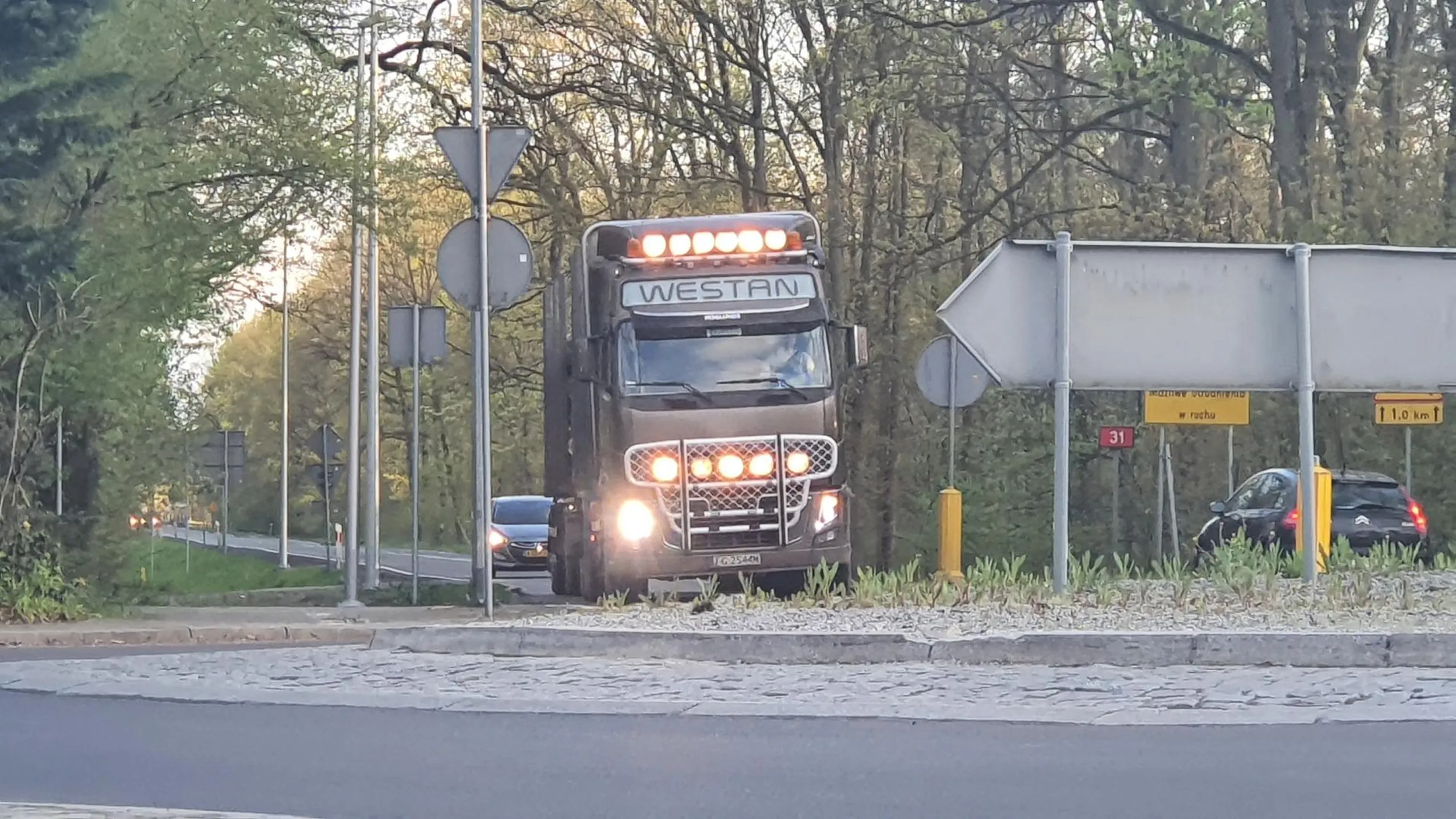 Bardzo ładne Volvo! Stałem w czerwonej kurtce i cykałem Ci fotki. Pozdrawiam i szerokości! ?