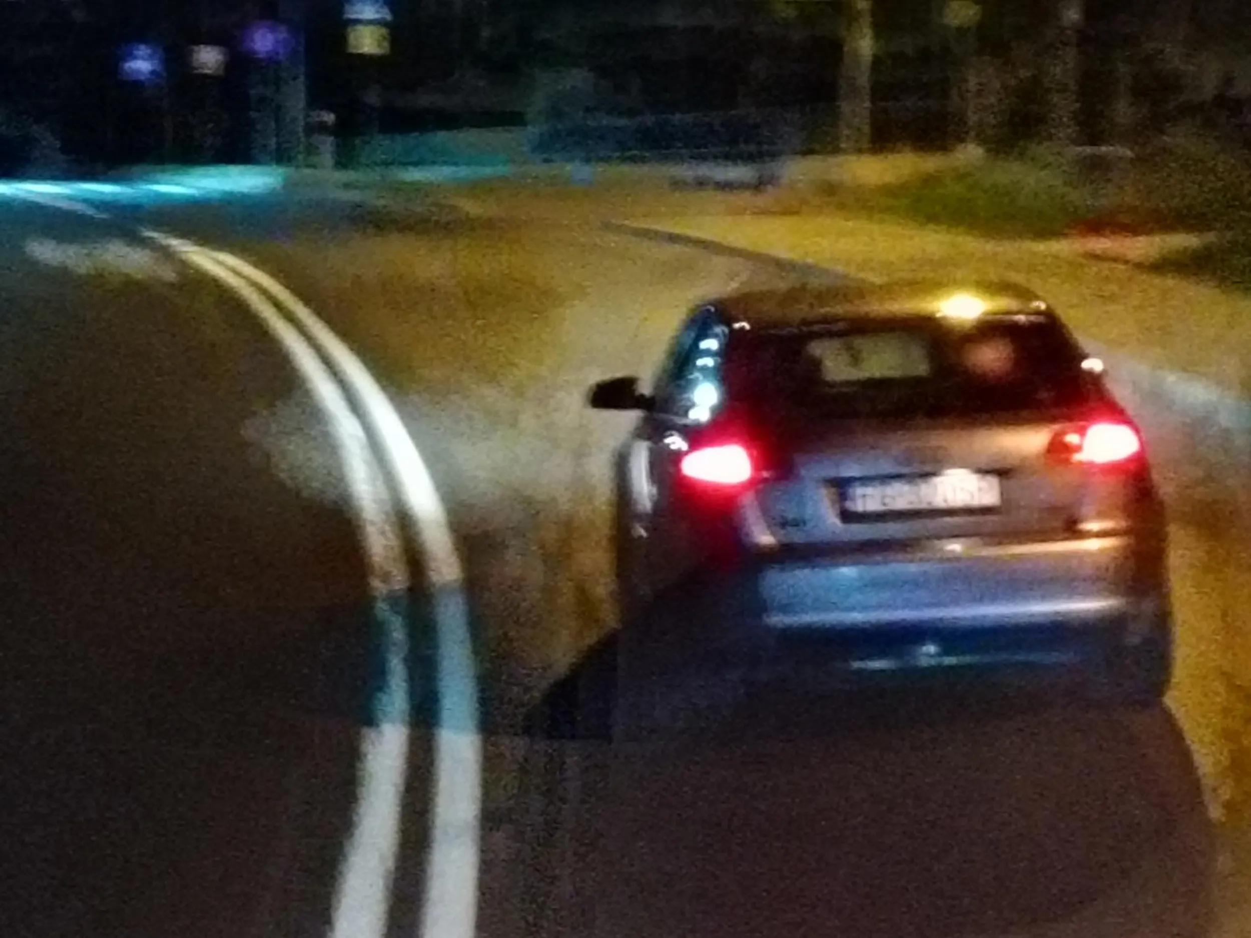 Kolejny kierowca Audi, któremu średnio idzie myślenie. Jadąc po ciemku używaj świateł długich skoro prowadzisz peleton, subtelne mrugnięcie w plecy właśnie to oznaczało a nie prowokacje tak jak to odebrałeś matołku. Właśnie dlatego jechałeś jak ostatnia melepeta 70 na godzinę bo nic nie widziałeś a te numery z wyhamowywaniem po złości to serio to mogę przedszkole bo ja chciałem dobrze żebyś się nie rozpieprzył po ciemku durniu.