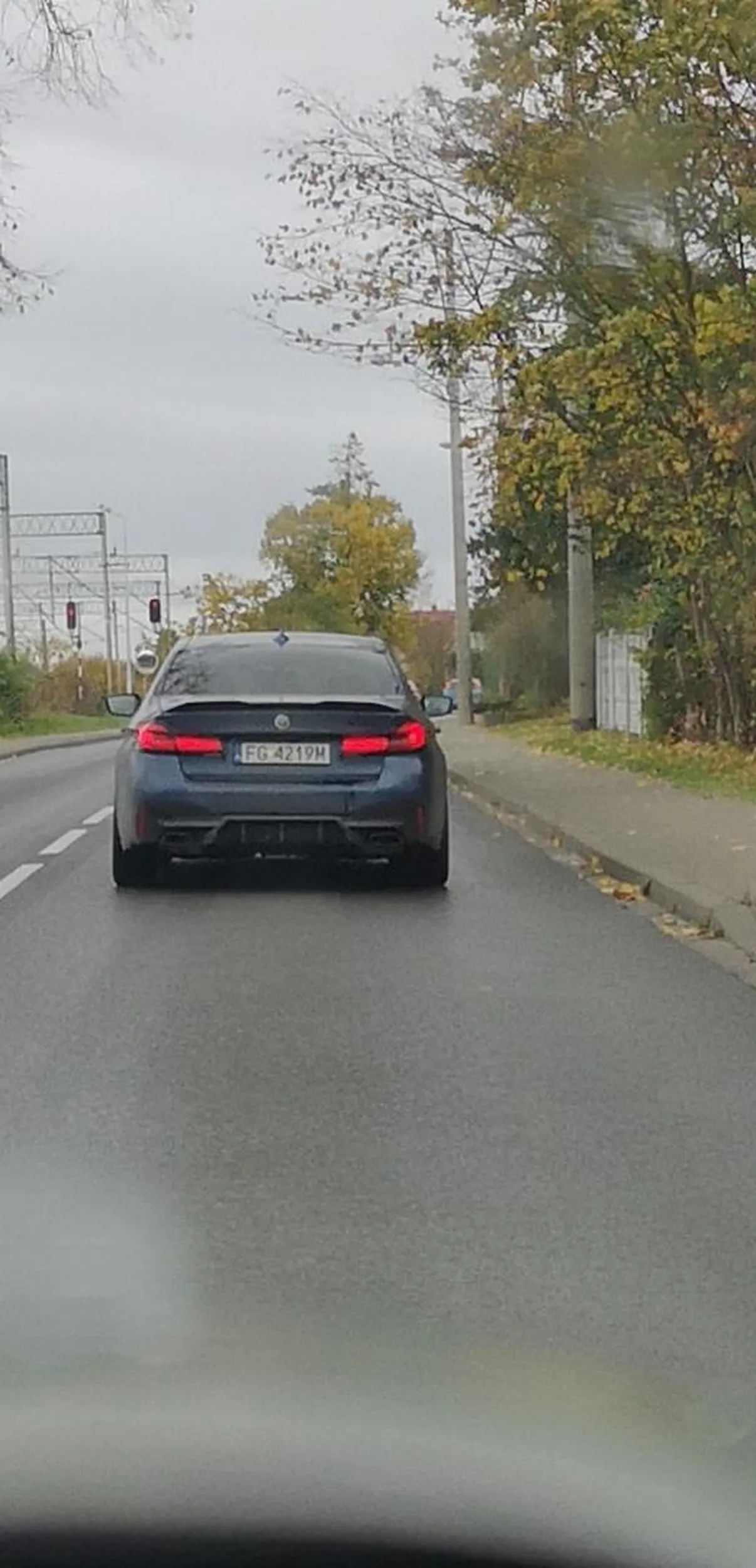 Pan ewidentnie z bardzo dużym ego, chociaż brakuje rozumu. Kiedy go wyprzedzisz dostaje białej gorączki. Za chwilę wyprzedza na 3-go.Blokuję gdzie się da i ile się tylko da. Trasa Gryfino - Szczecin (centrum)