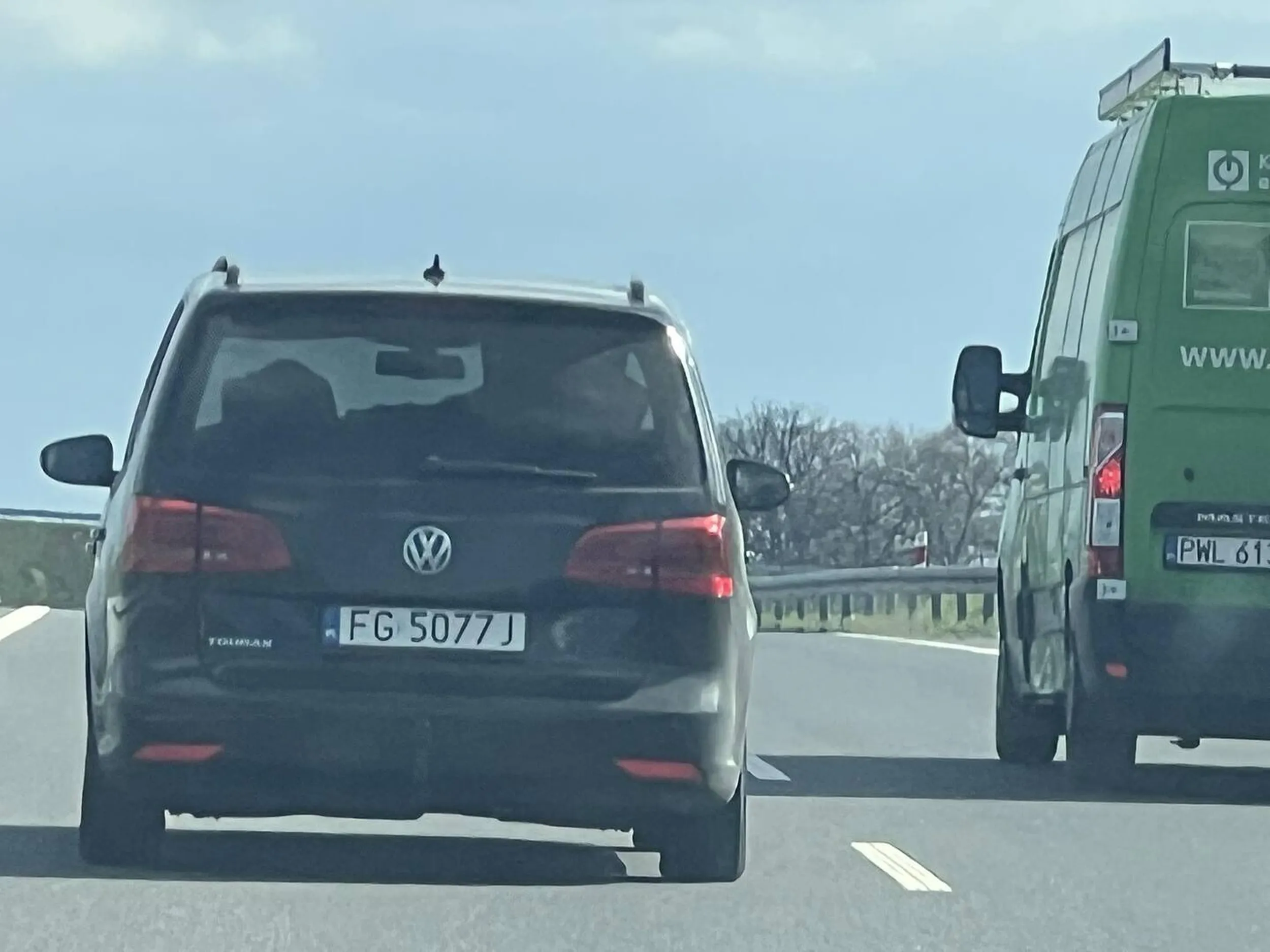 kierowca sprawia zagrożenie na drodze, nie używa kierunkowskazu zmieniając pas, prawie powodując przy tym wypadek kilkukrotnie. Czasami jechał nawet na 2 pasach autostrady w jednym momencie